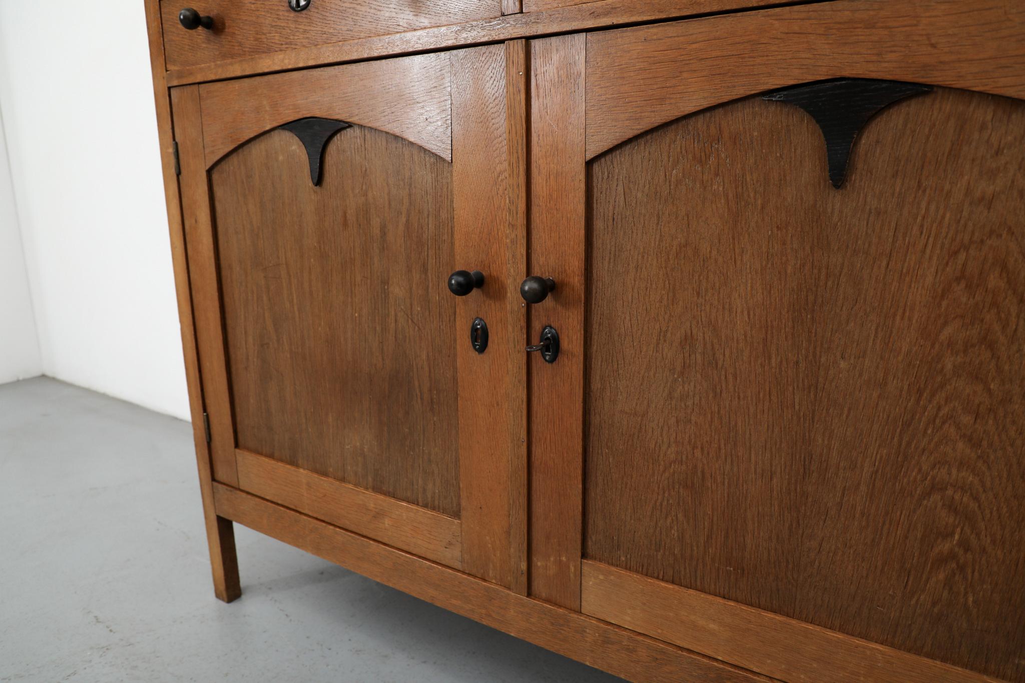 Cabinet o credenza in Oak Oak della scuola olandese Art Deco degli anni '20, con accenti neri in vendita 5