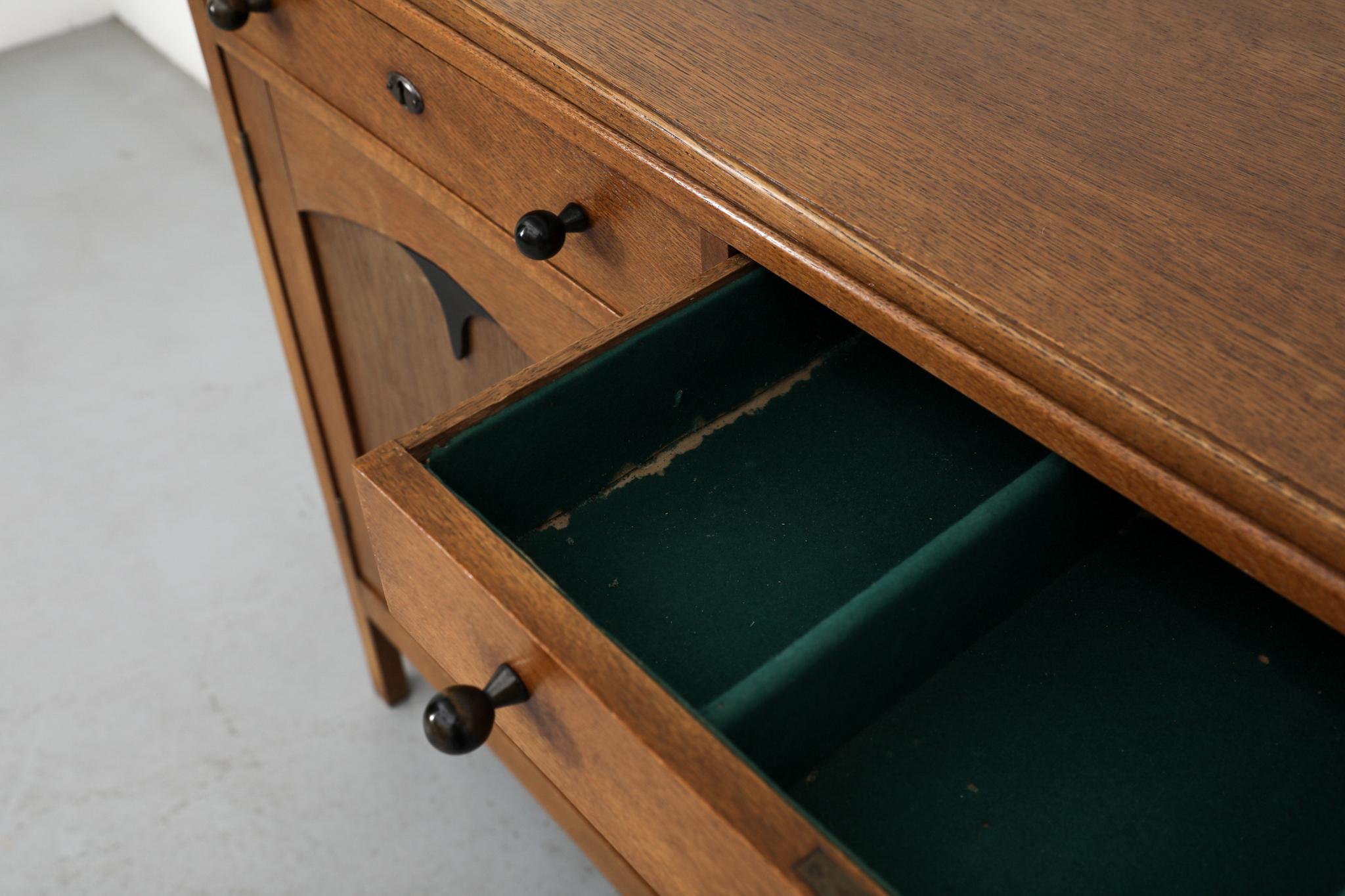 Cabinet o credenza in Oak Oak della scuola olandese Art Deco degli anni '20, con accenti neri in vendita 9