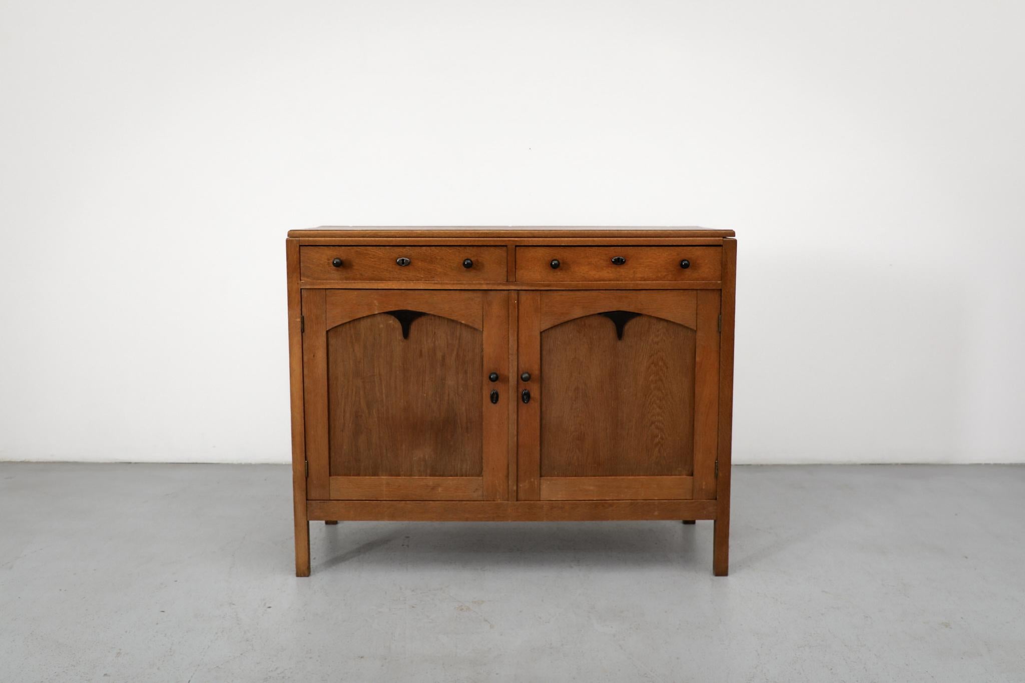 Questo mobile espressivo e ricco di carattere incarna l'estetica unica della Scuola di Amsterdam, una drammatica espressione olandese dell'Art Déco degli anni Venti. Importato direttamente dai Paesi Bassi, questo pezzo è caratterizzato da una
