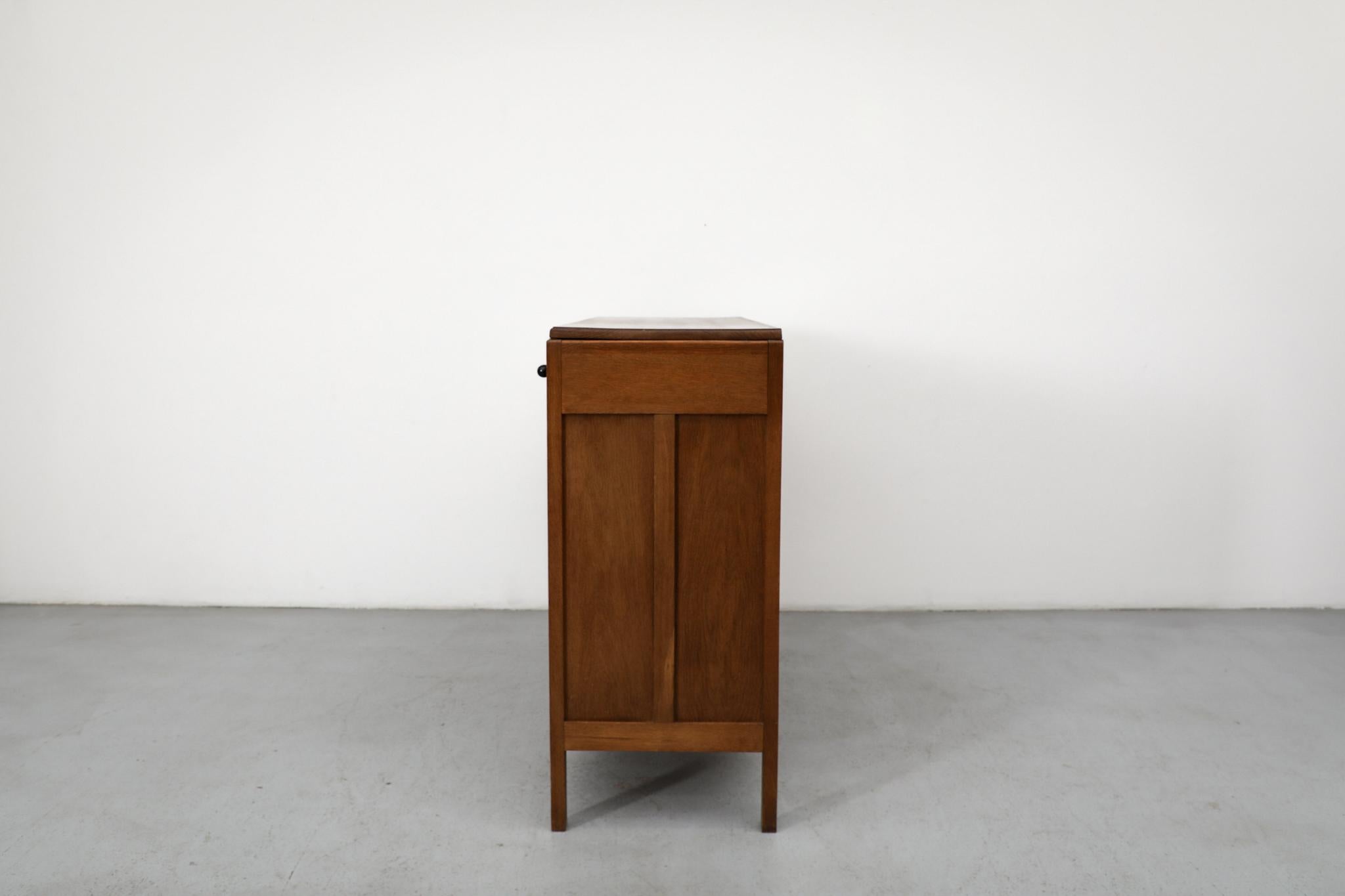 Olandese Cabinet o credenza in Oak Oak della scuola olandese Art Deco degli anni '20, con accenti neri in vendita