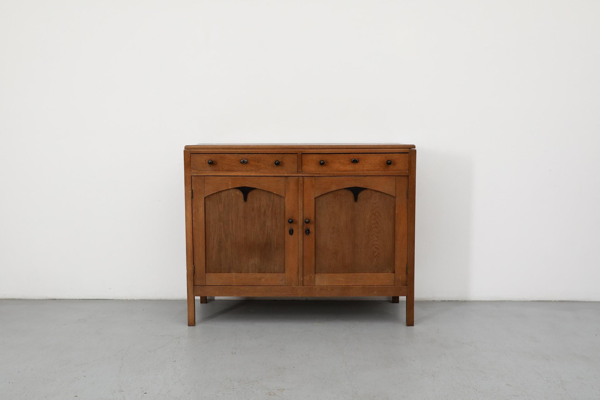 Cabinet o credenza in Oak Oak della scuola olandese Art Deco degli anni '20, con accenti neri In condizioni buone in vendita a Los Angeles, CA
