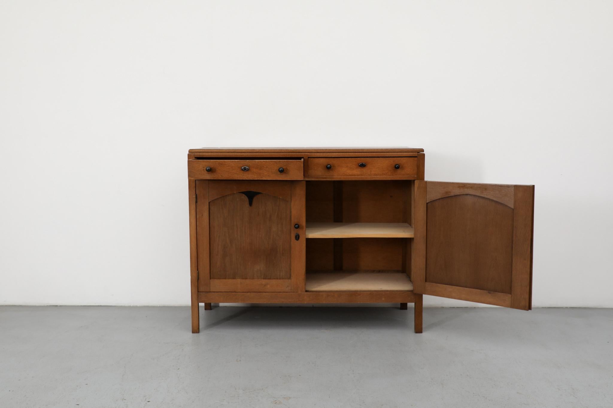 Inizio XX secolo Cabinet o credenza in Oak Oak della scuola olandese Art Deco degli anni '20, con accenti neri in vendita