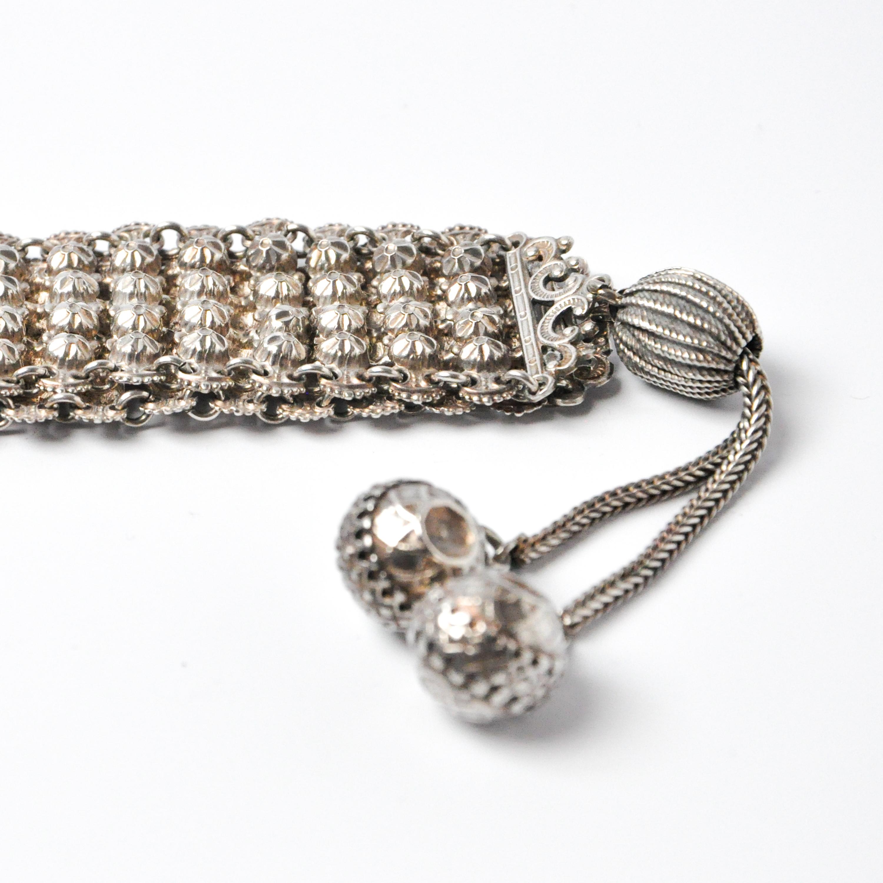 This Dutch 1920's 4-row woven chain bracelet is a maze of shapes and textures characterize by this vintage bracelet. The bracelet is full of geometric figures. The style is typical of the early twenties of the twentieth century. 

The bracelet looks