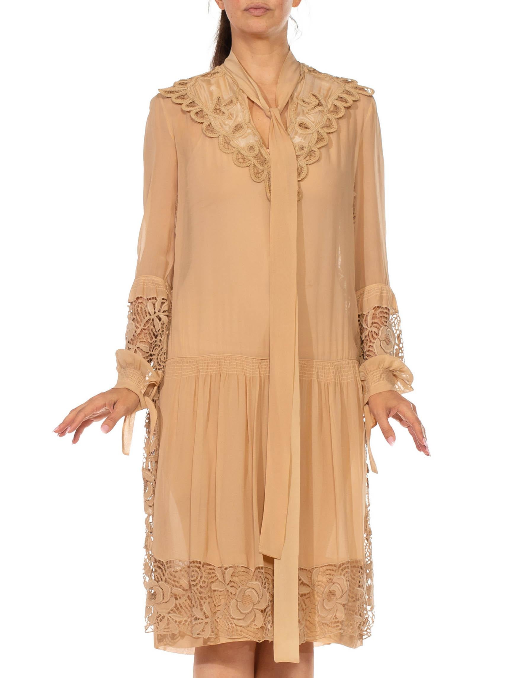 1920S Ecru Silk Chiffon & Lace Drop-Waist Flapper Era Day Dress In Excellent Condition For Sale In New York, NY