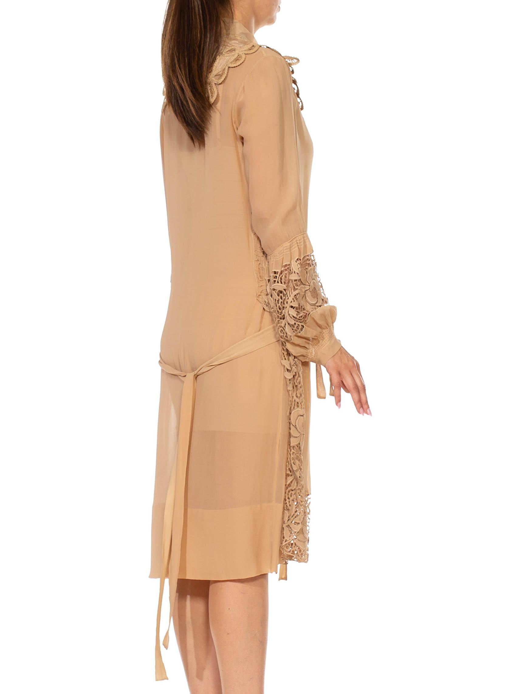 Ecrufarbenes Flapper-Kleid aus Seide, Chiffon und Spitze aus den 1920er Jahren mit fallender Taille im Angebot 2