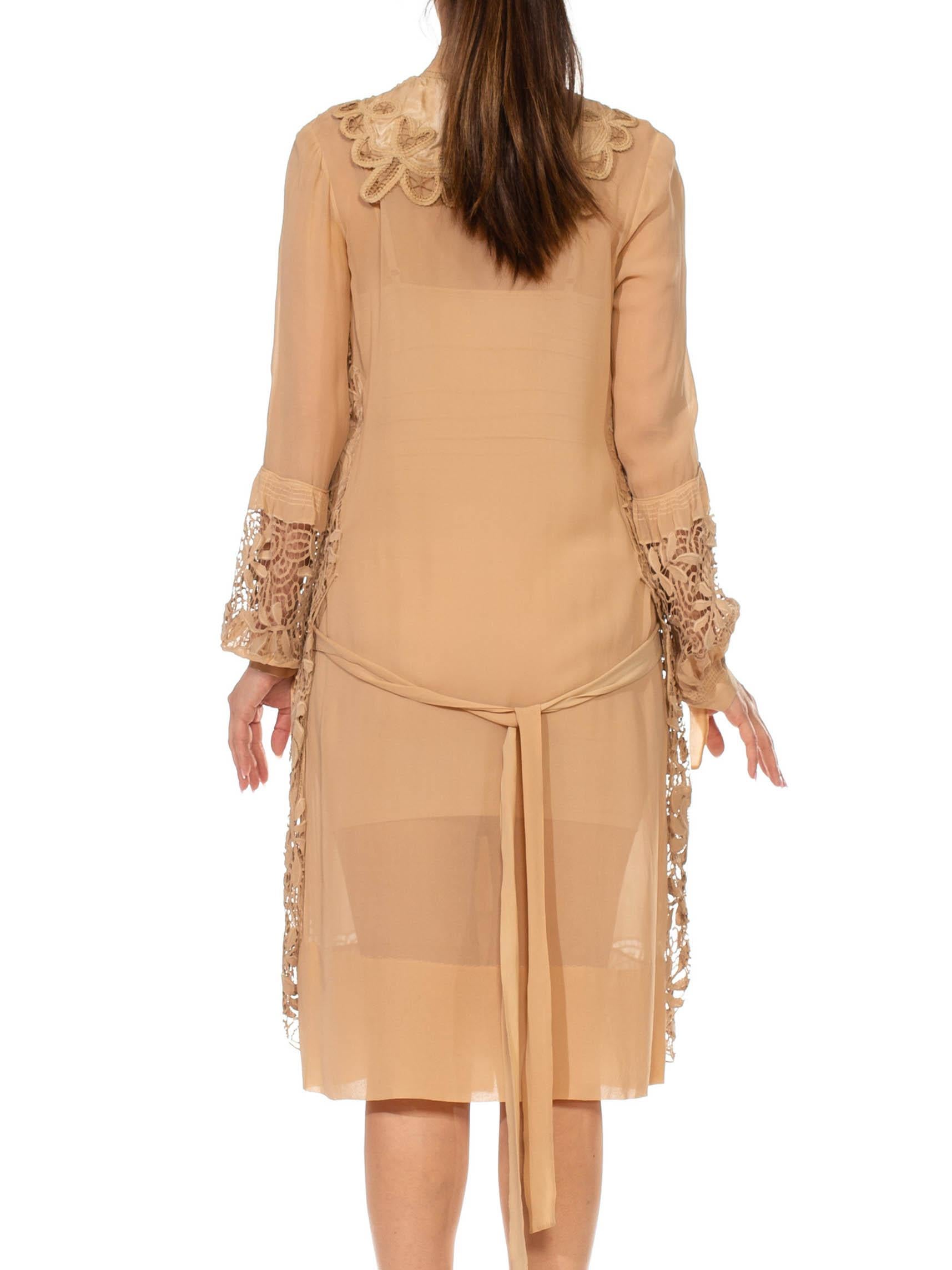 Ecrufarbenes Flapper-Kleid aus Seide, Chiffon und Spitze aus den 1920er Jahren mit fallender Taille im Angebot 3
