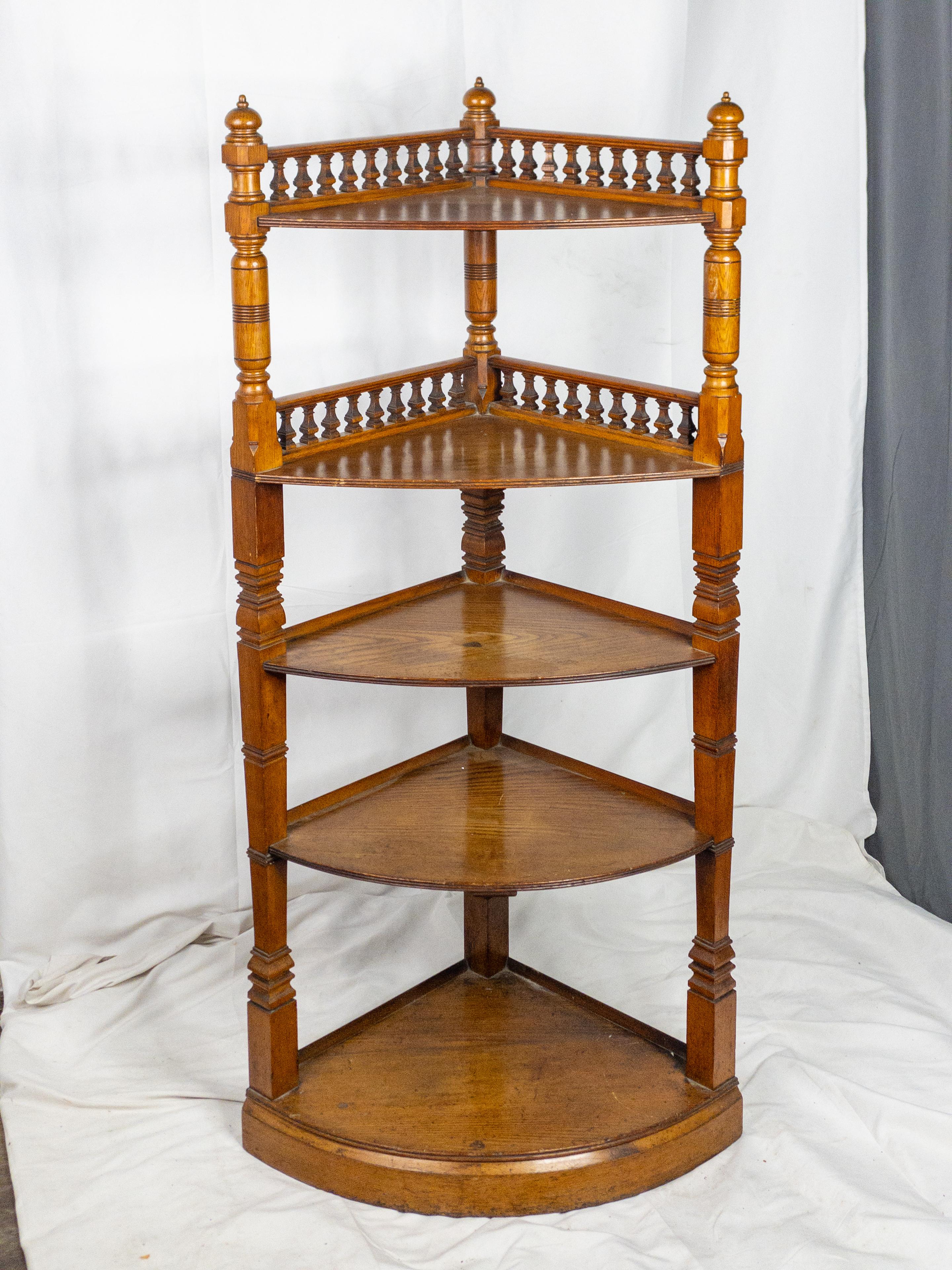 Ein Eckregal aus edwardianischer Eiche aus den 1920er Jahren ist ein unverwechselbares Möbelstück, das die Eleganz und Handwerkskunst der edwardianischen Ära verkörpert. Dieses Regal ist aus Eiche gefertigt, einem in dieser Zeit sehr beliebten Holz,