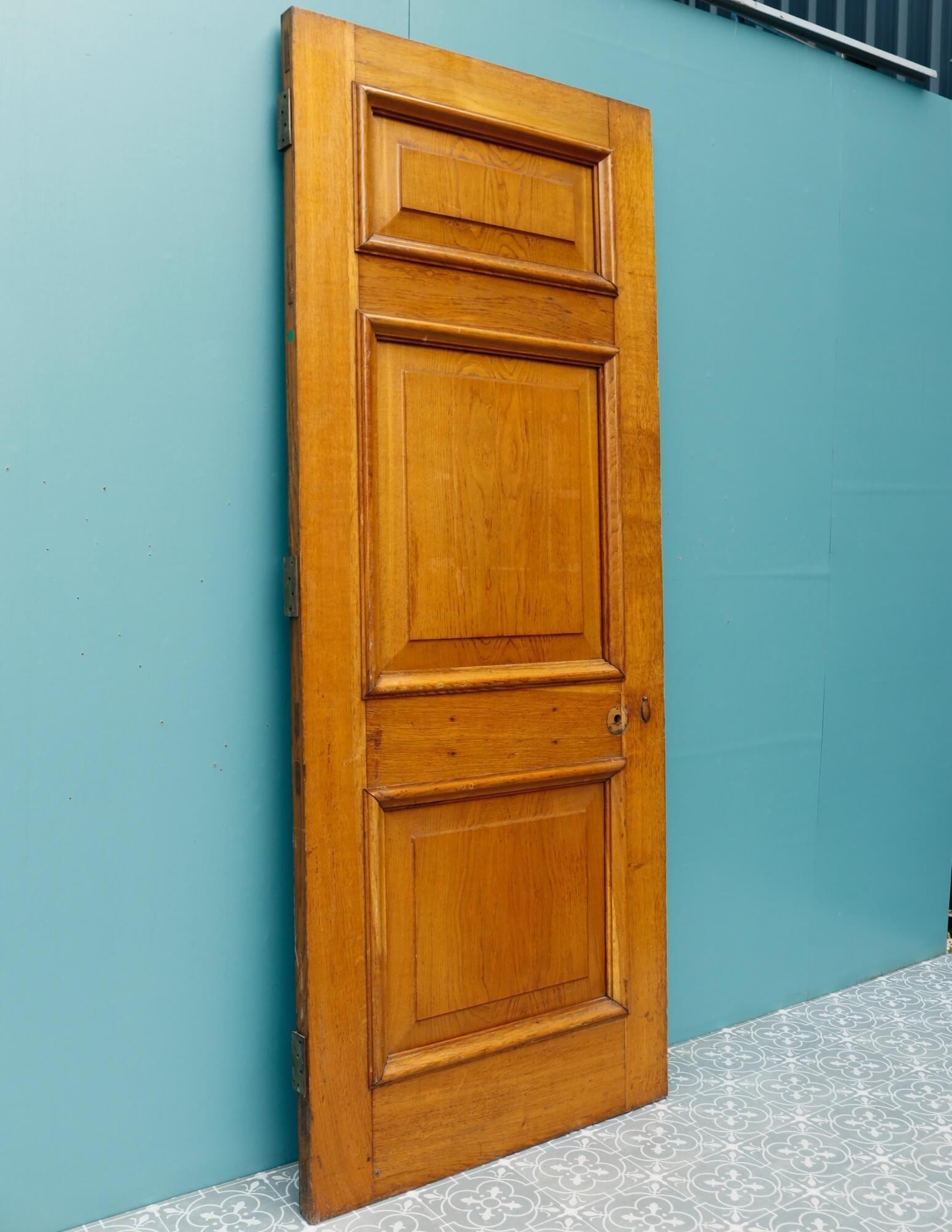 English 1920s Edwardian Style Oak Door with Frame & Architrave For Sale
