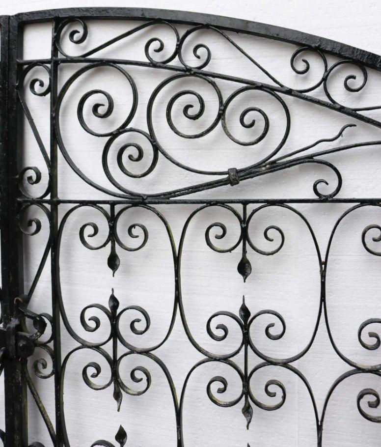 1920s Edwardian Wrought Iron Garden Gates 232.5 cm (7’6”) In Fair Condition For Sale In Wormelow, Herefordshire