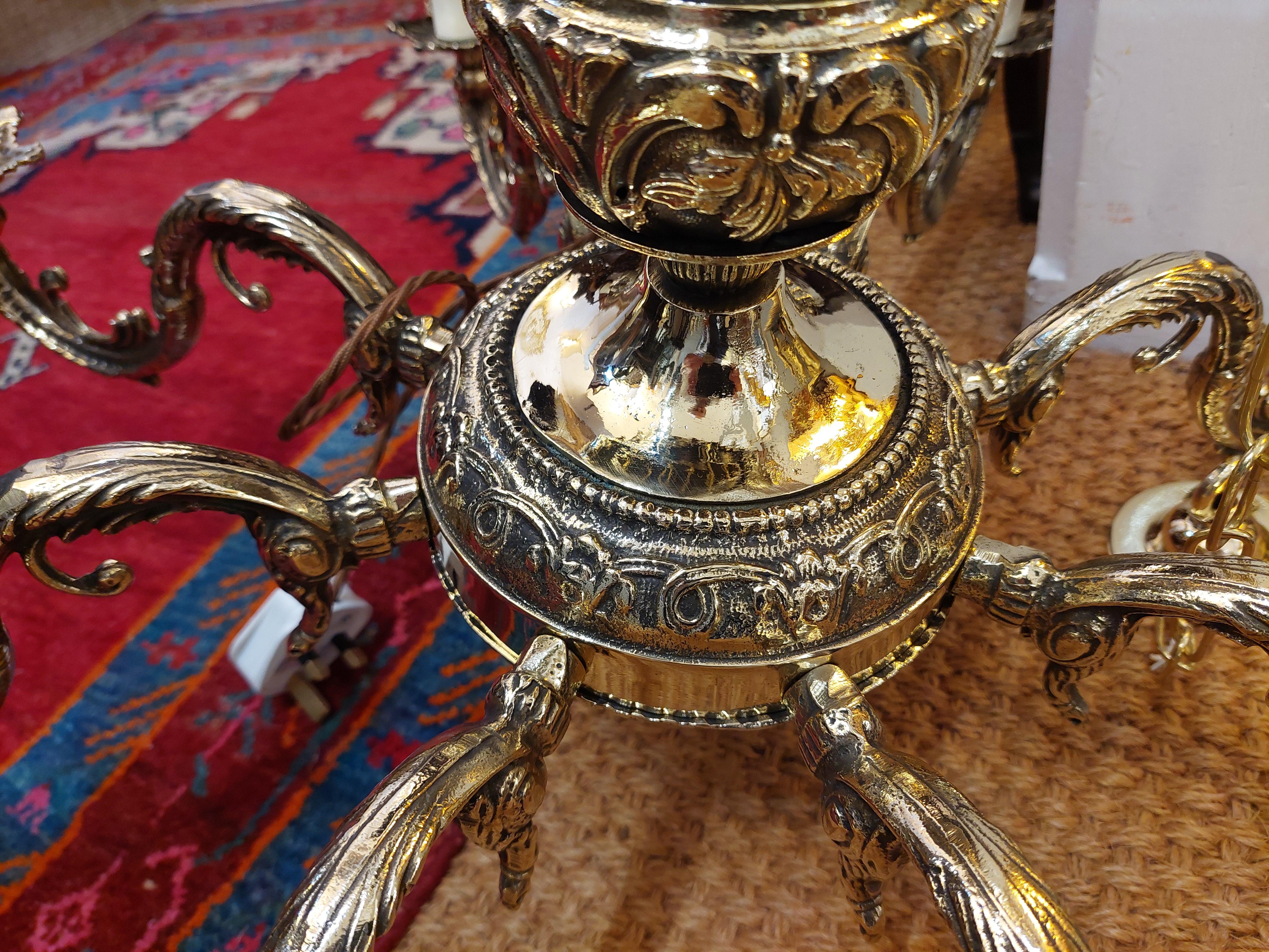1920's Eight Branch Brass Chandelier with Cast Acanthus Leaf Mounts Bon état - En vente à Altrincham, GB