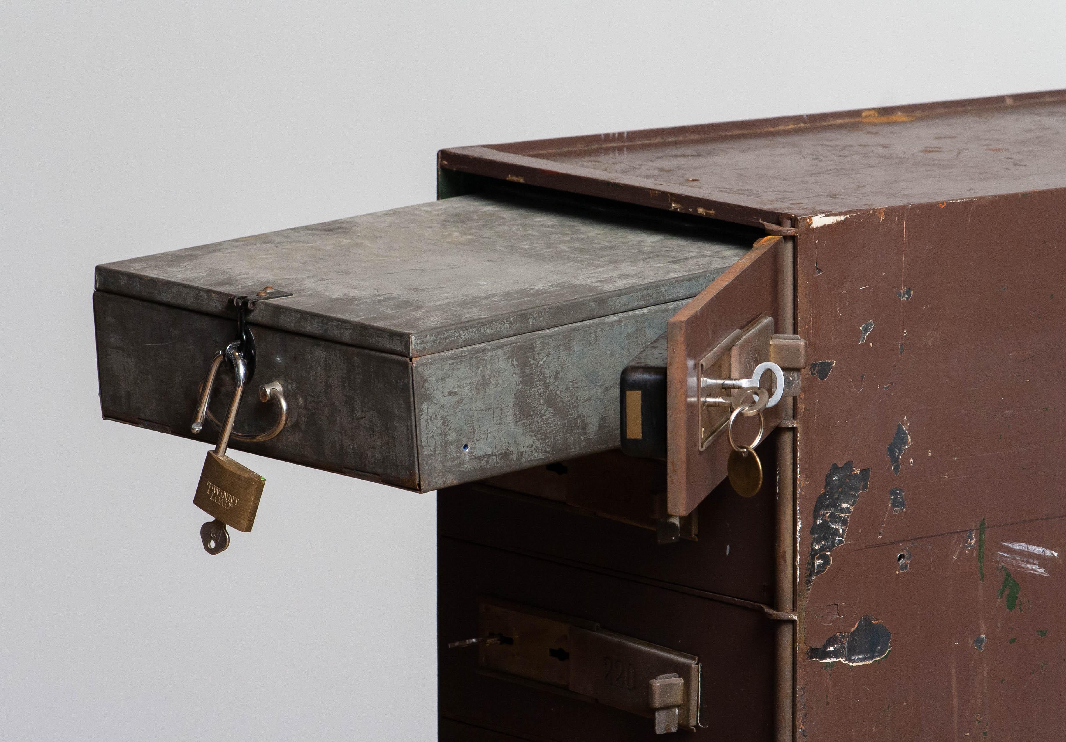 Acht Bankschließfächer / Sicherheitsschließfächer aus einem Banktresor aus den 1920er Jahren im Angebot 5