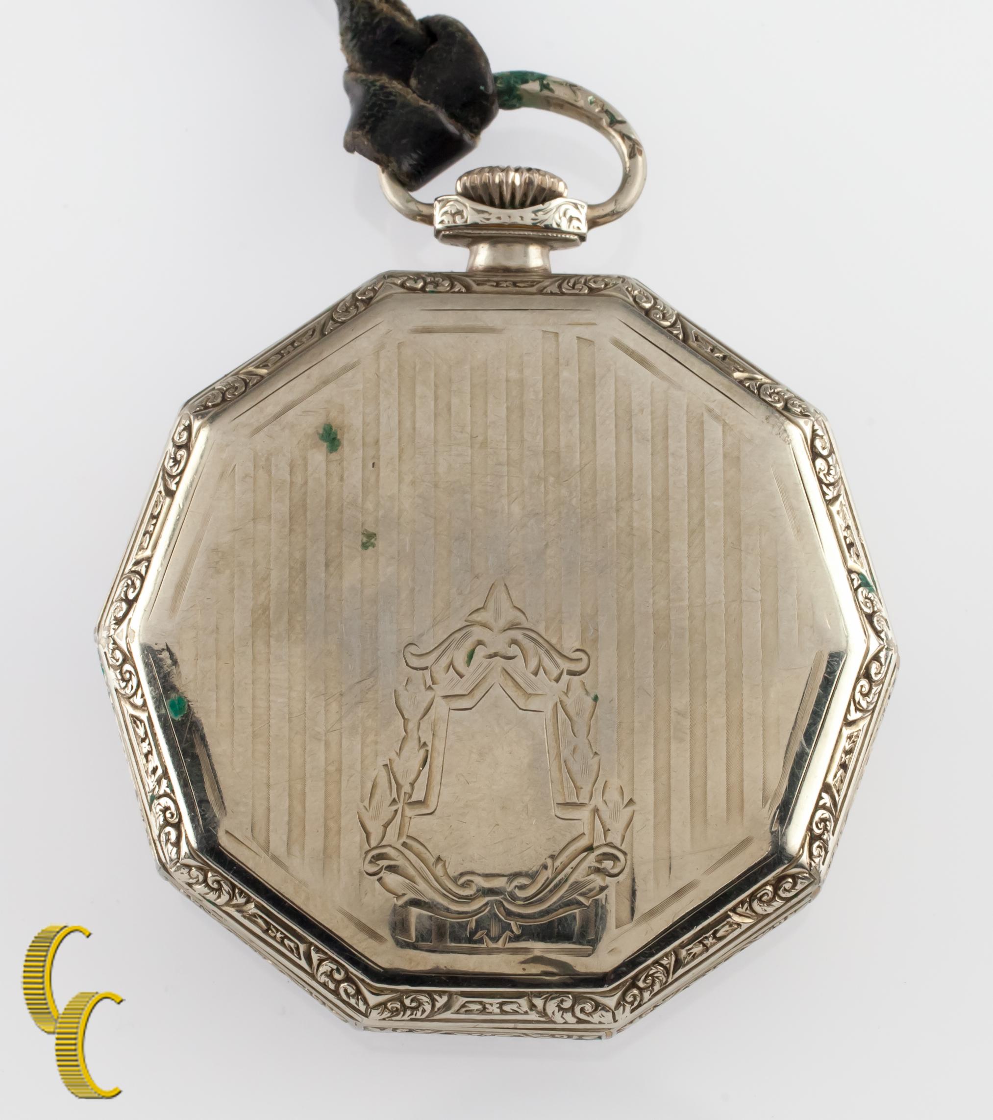 Precioso reloj de bolsillo Elgin antiguo con esfera blanquecina que incluye agujas azules y segundero dedicado.
Caja de oro con un intrincado diseño grabado a mano.
Números negros.
Número de serie de la caja 6505137.
Movimiento Elgin de 15 rubíes nº