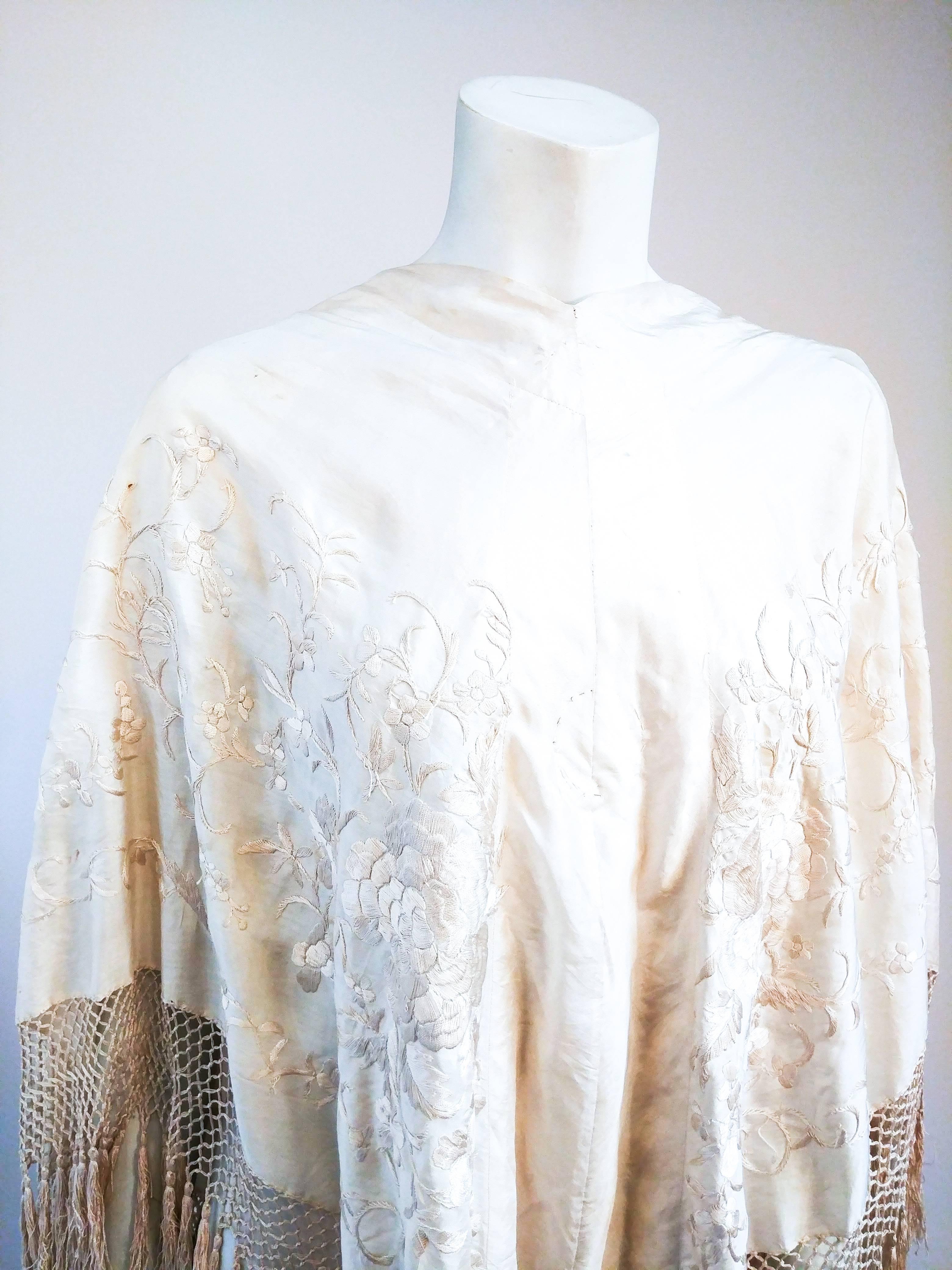 Women's or Men's 1920s Embroidered Fringe Capelet For Sale