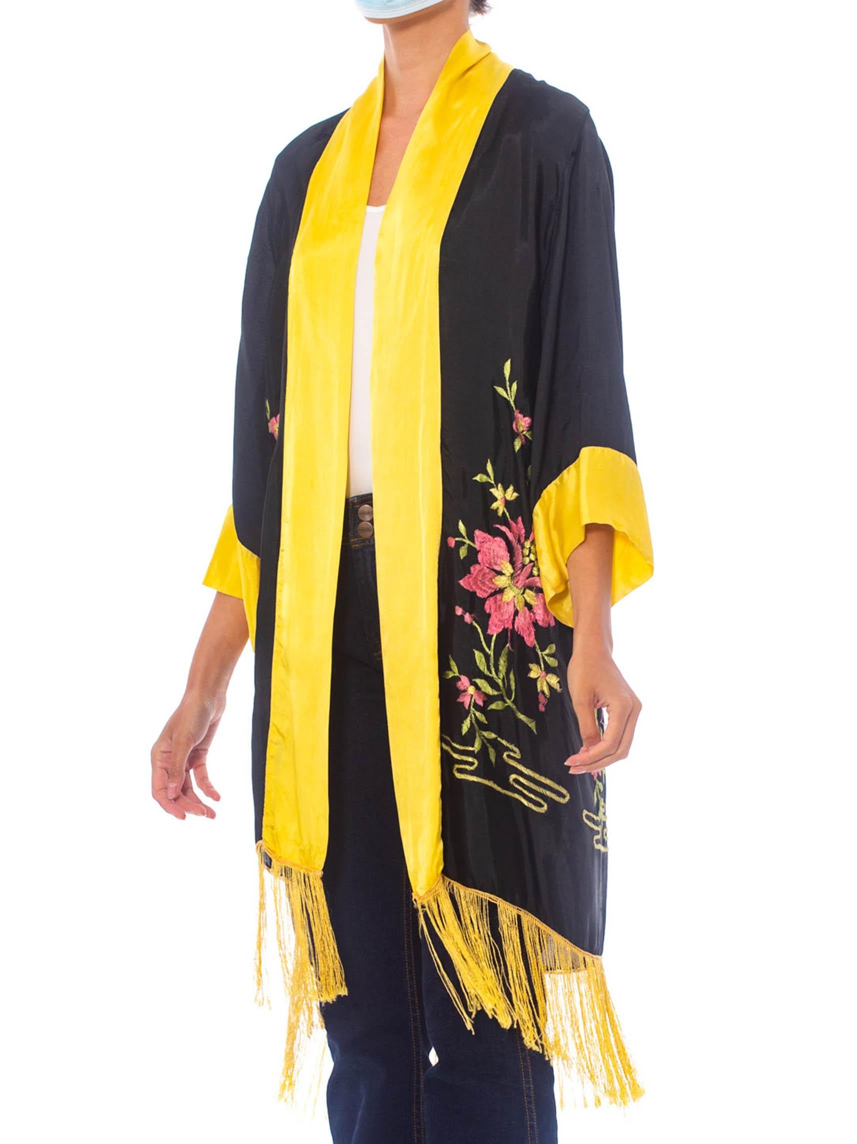 Siehe 1920er Jahre  Bestickter Viskose-Kaftan-Kimono (Gelb) im Angebot