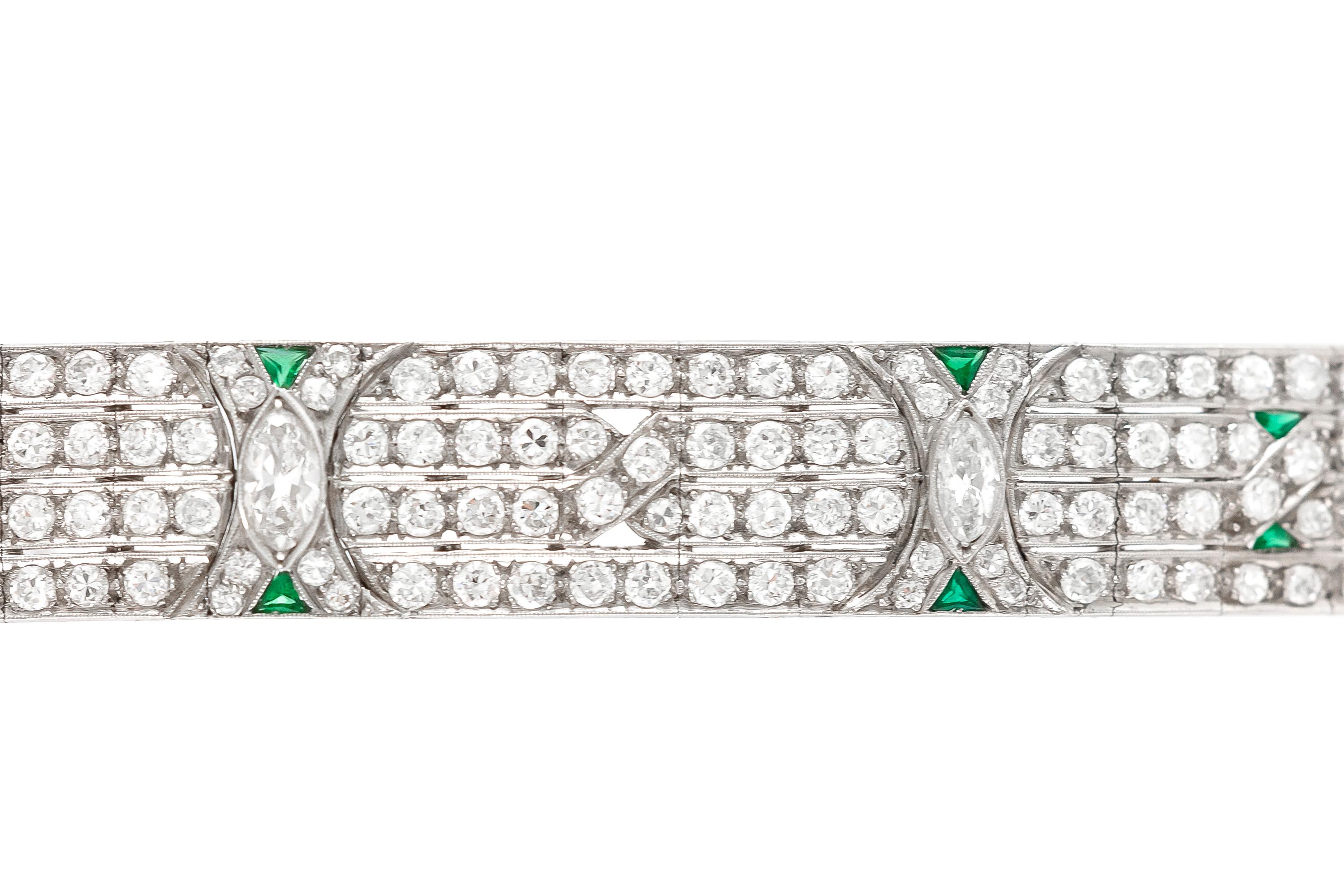 The bracelet is finely crafted in platinum with emeralds and diamonds weighing approximately total of 18.00 carat.
Circa 1920.
Easy to reasize if neede.
