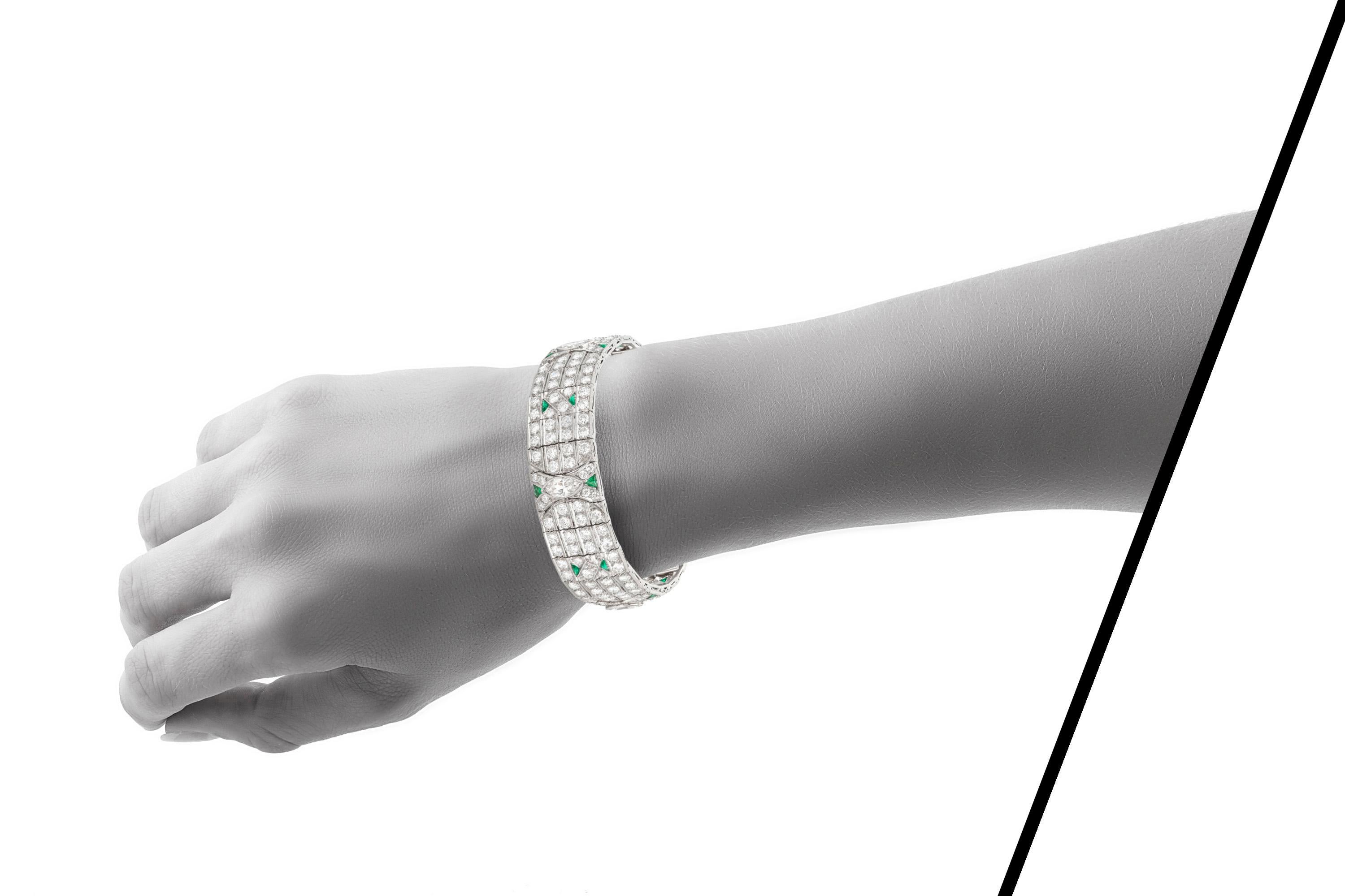 Taille ronde Superbe bracelet en émeraudes et diamants des années 1920 en vente