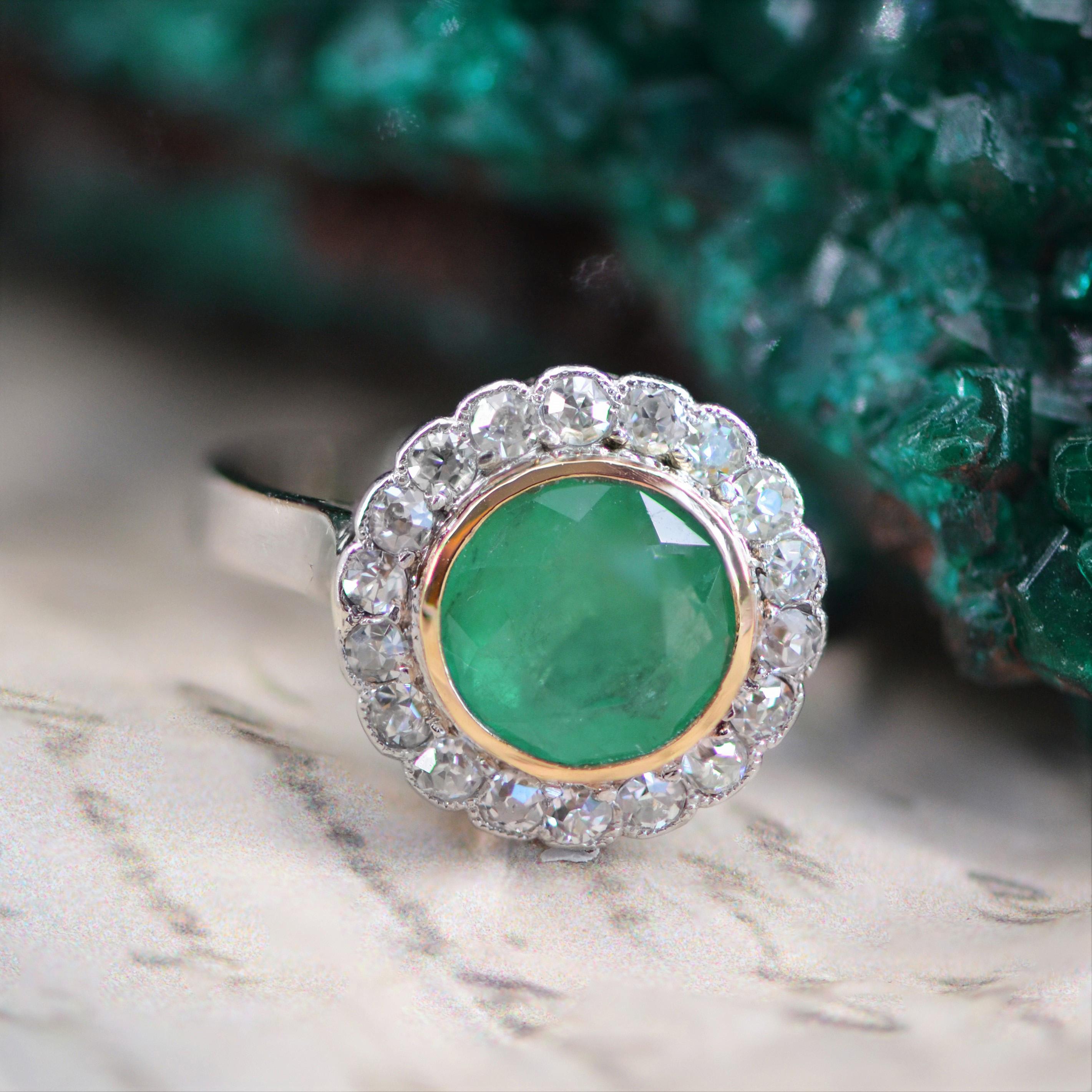 Round Cut 1920s Emerald Diamonds Platinum 18 Karat Yellow Gold Round Ring For Sale