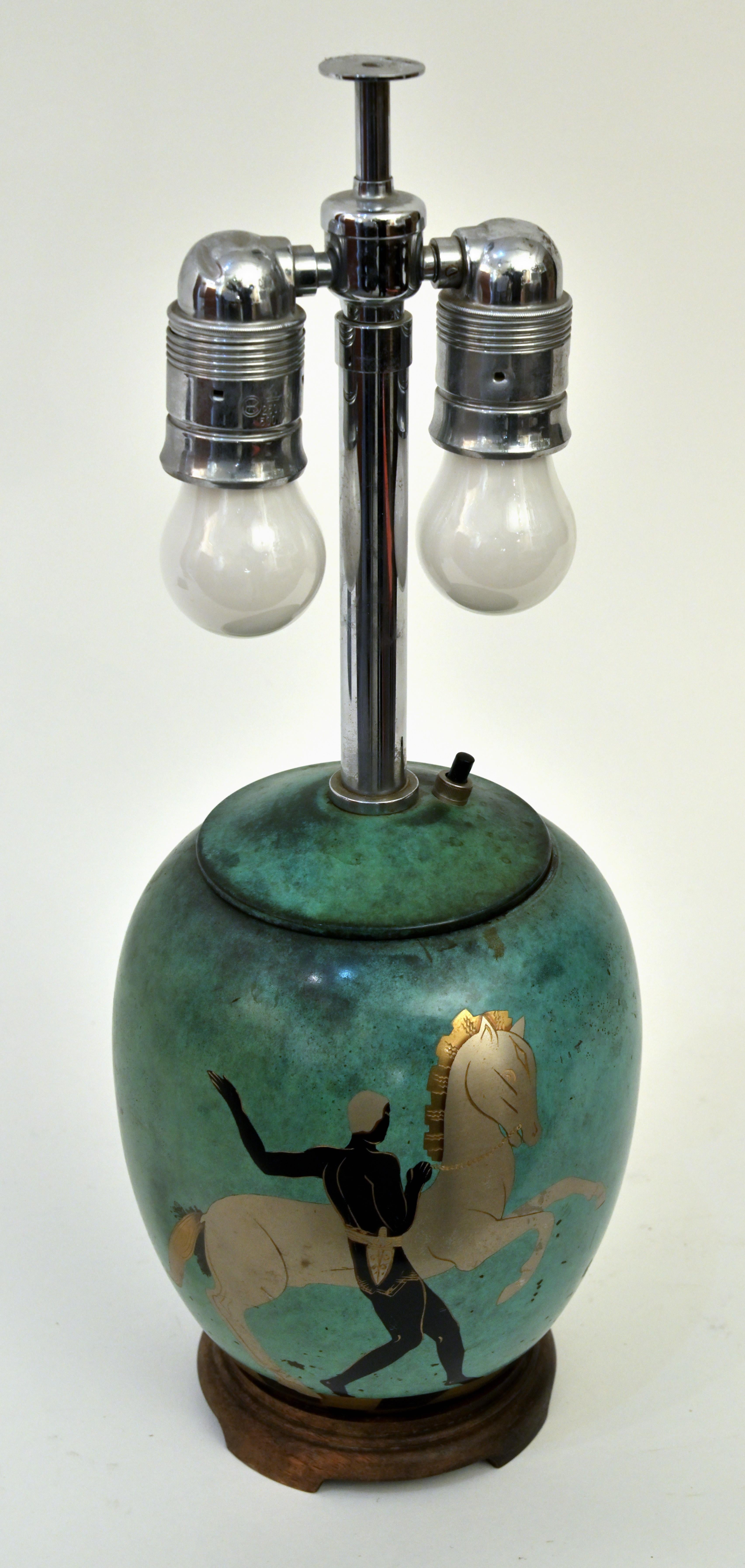 Eine Verdigris-Tischlampe aus Metall mit griechischen Motiven eines Mannes mit seinem Pferd, das sich dynamisch über die Oberfläche bewegt. Hergestellt von der Firma WMF, einem deutschen Geschirrhersteller, der 1853 in Geislingen an der Steige