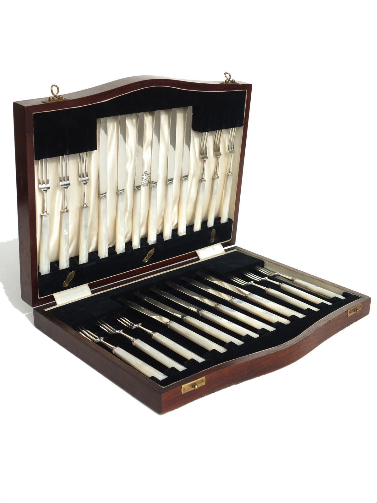 Silver Flatware, England 1920s 
A set of 12 knives and 12 forks with real mother of pearl handles. 
Original wooden box. 
Knife 20 cm. Fork 16 cm
Excellent Condiction.