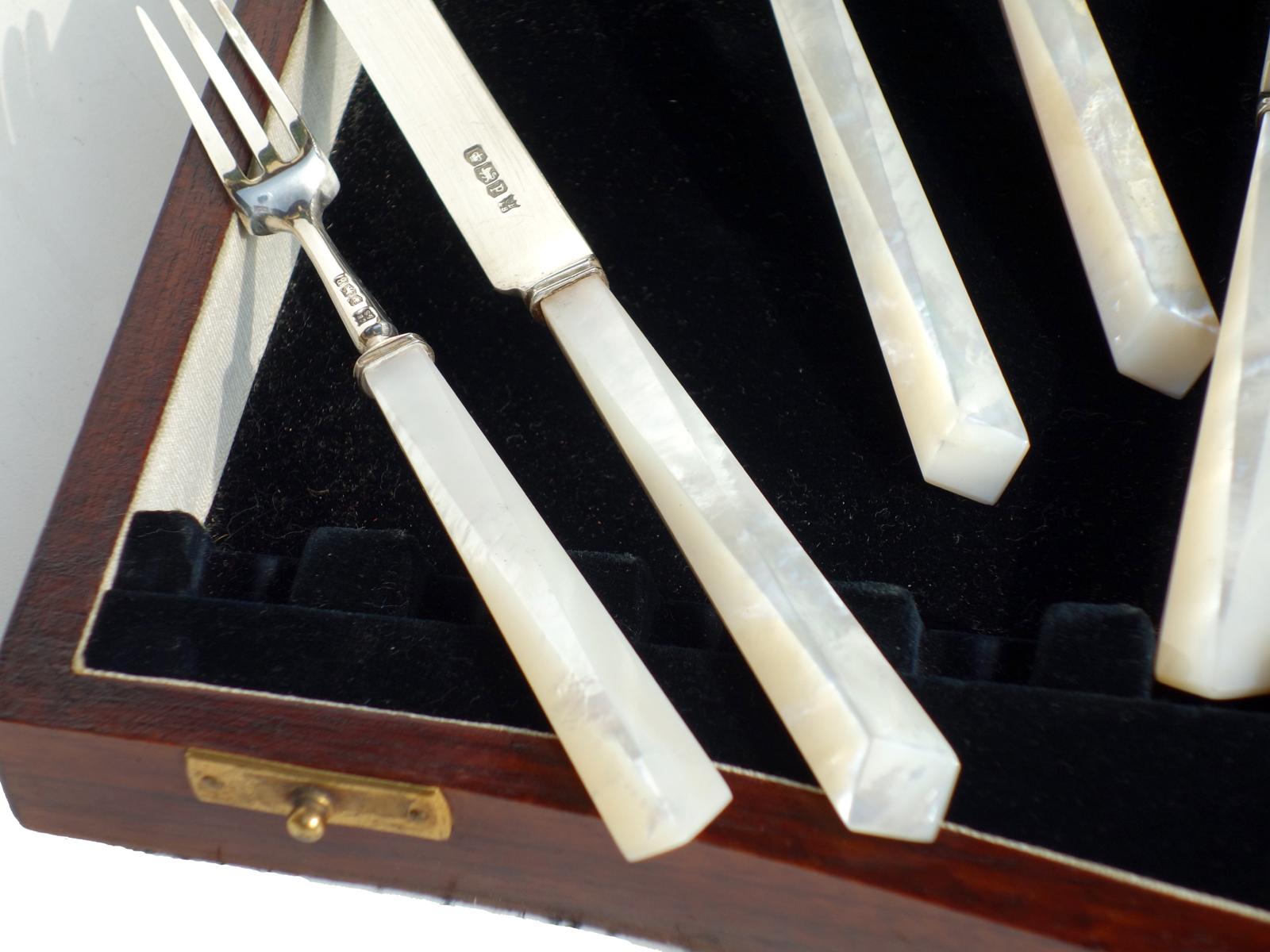 1920s England by Reid & Son Antique Silver and Mother of Pearl Cutlery Flatware In Excellent Condition For Sale In Brescia, IT