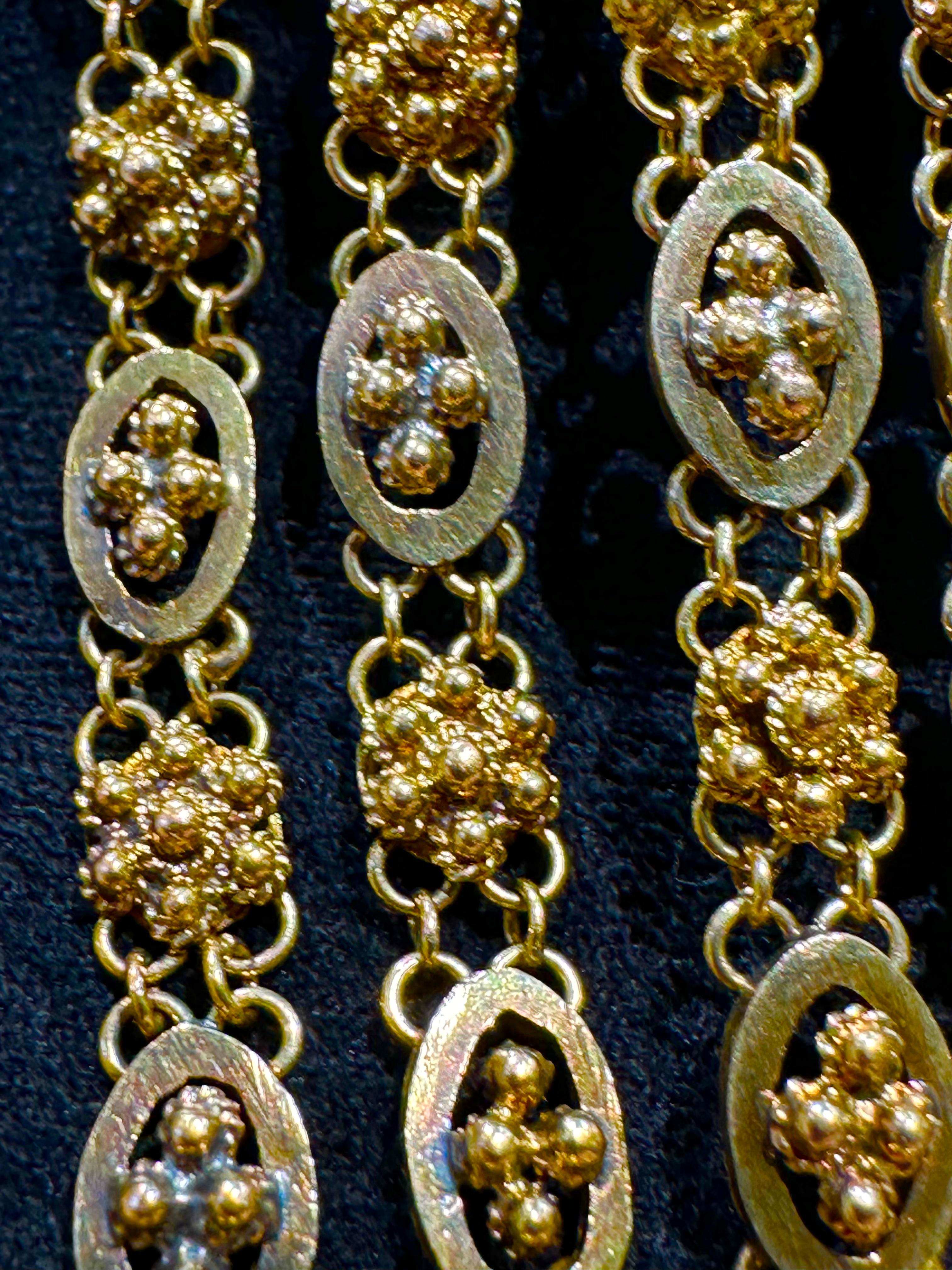 Women's 1920s English 18 carat gold and engraved enamel chain bracelet For Sale