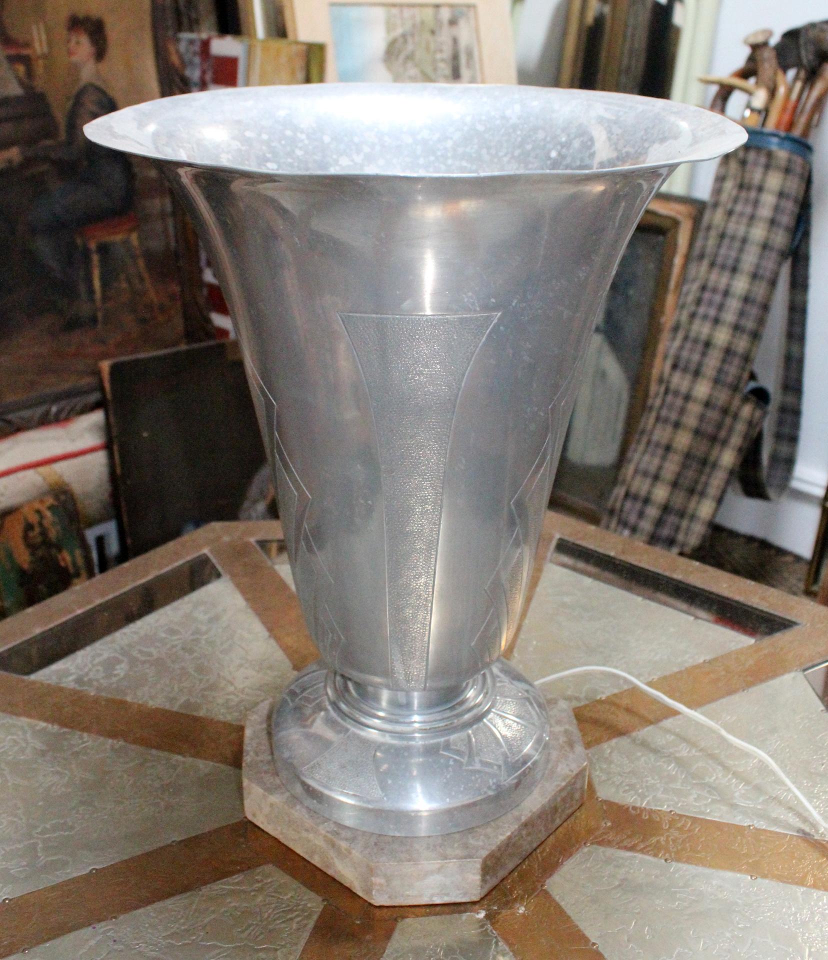 1920s English Art Deco aluminium lamp with marble base, decorated in the elegant modernist geometric style of the period. 

