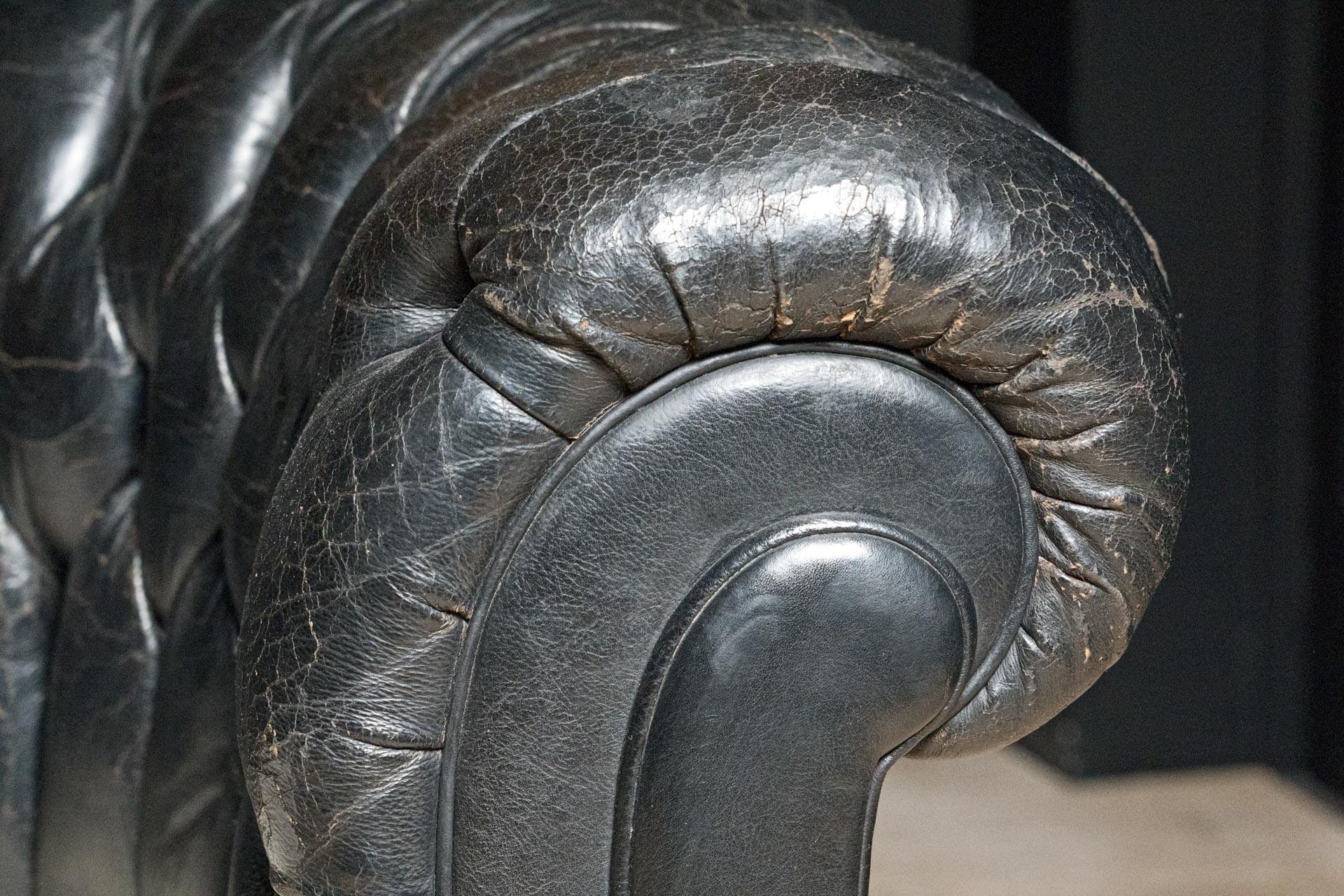 Divano Chesterfield inglese degli anni '20, forma curva con piedini deco in mogano in vendita 3