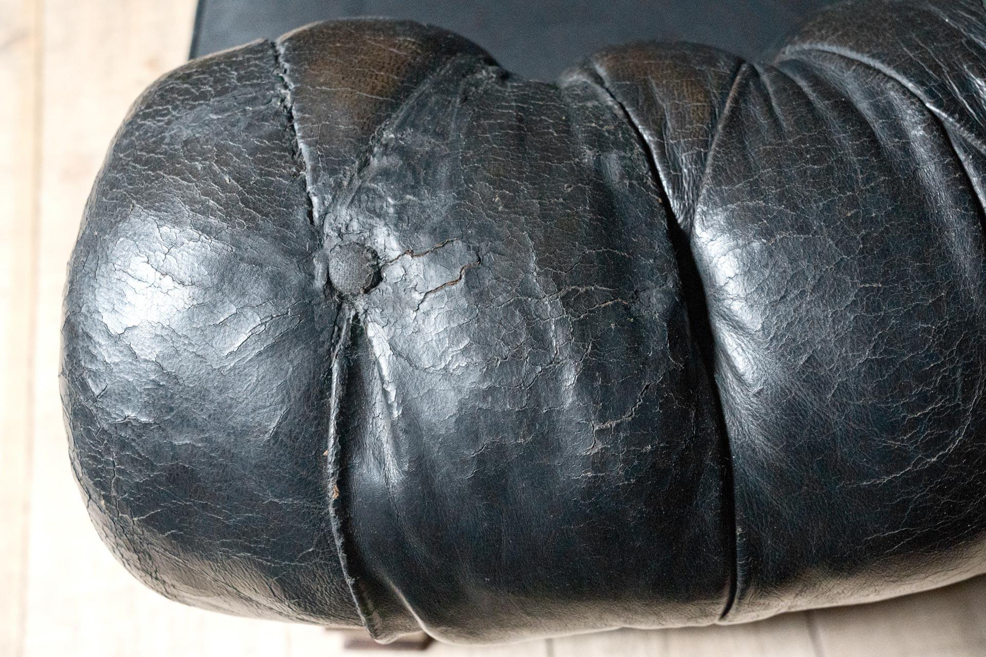 Divano Chesterfield inglese degli anni '20, forma curva con piedini deco in mogano in vendita 4