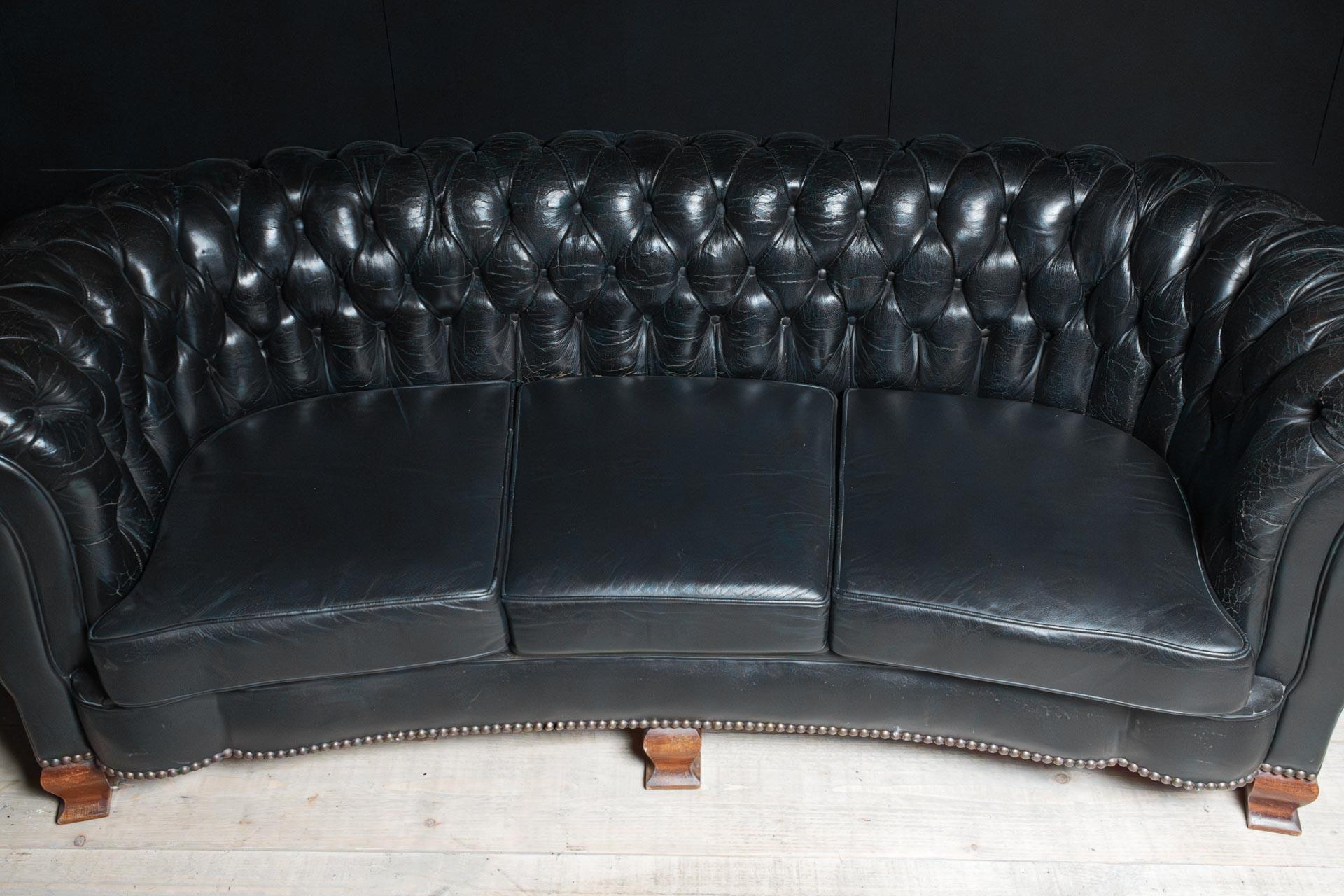 Divano Chesterfield inglese degli anni '20, forma curva con piedini deco in mogano in vendita 5