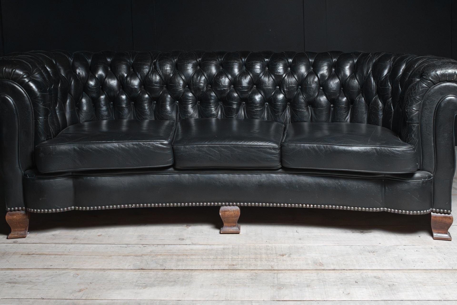 Divano Chesterfield inglese degli anni '20, forma curva con piedini deco in mogano in vendita 6