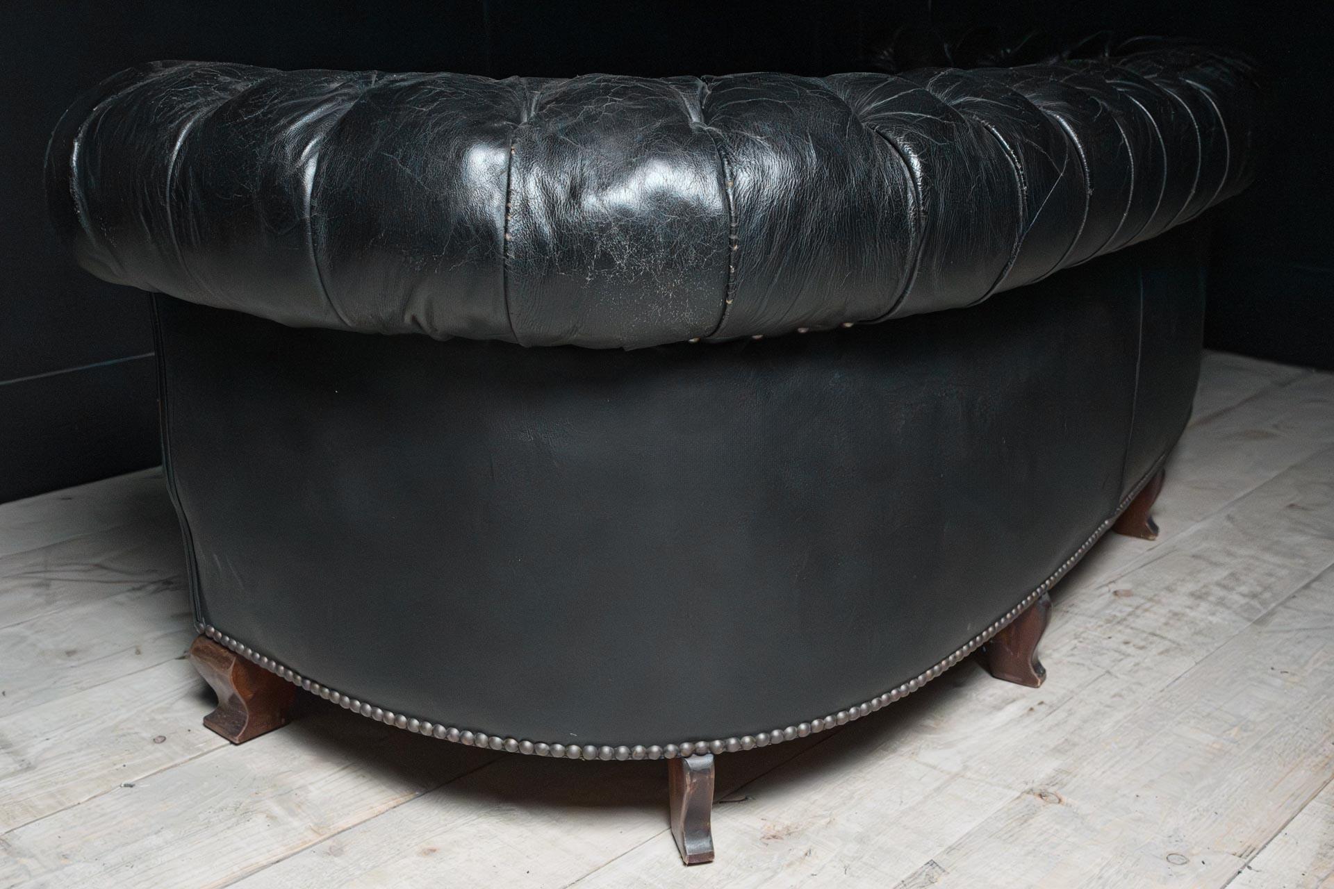 Divano Chesterfield inglese degli anni '20, forma curva con piedini deco in mogano in vendita 7
