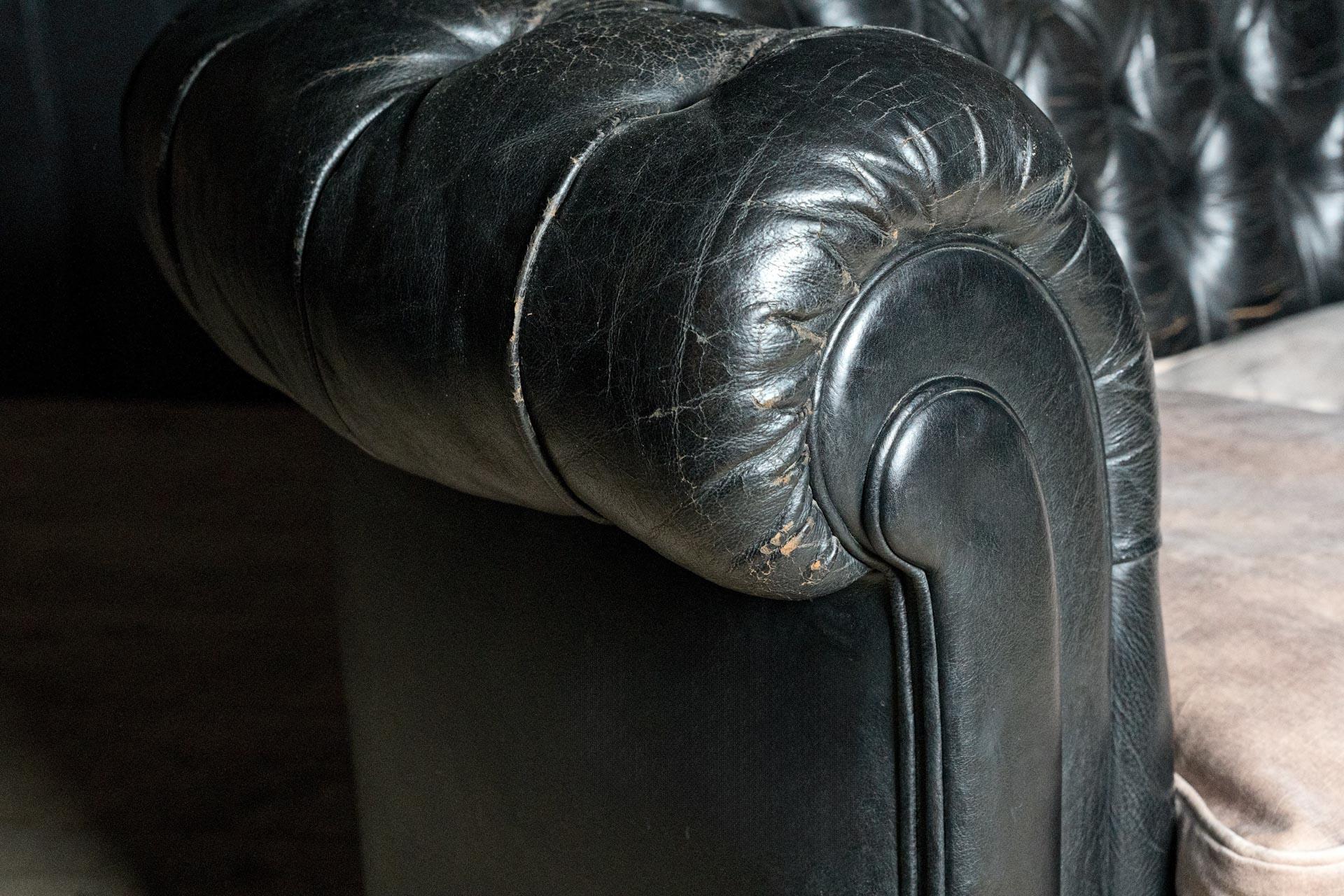Art Déco Divano Chesterfield inglese degli anni '20, forma curva con piedini deco in mogano in vendita
