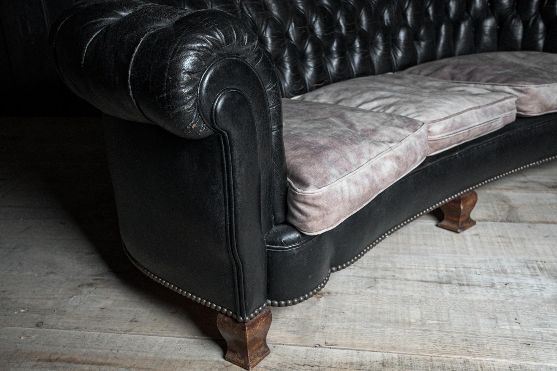 Europeo Divano Chesterfield inglese degli anni '20, forma curva con piedini deco in mogano in vendita