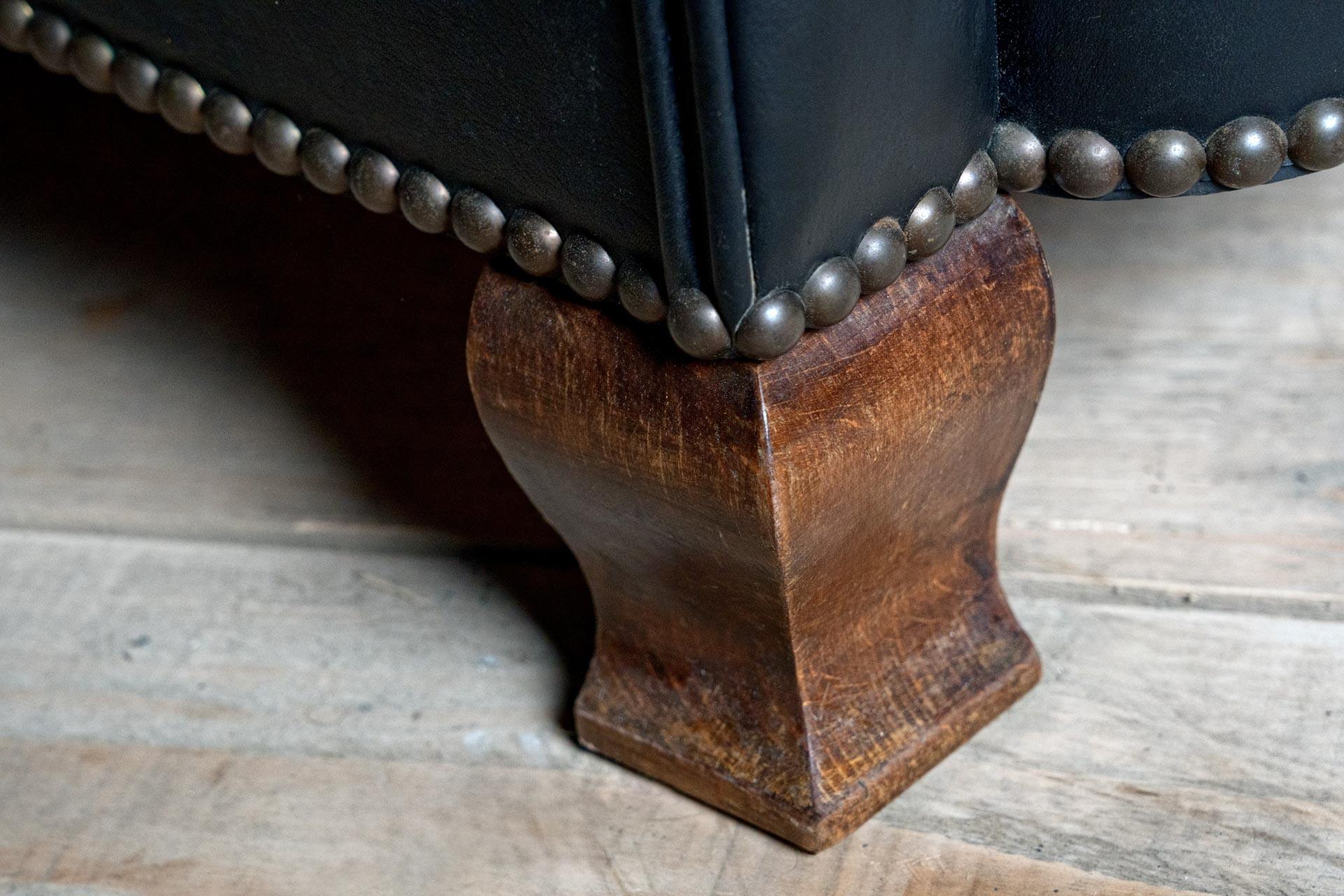 Divano Chesterfield inglese degli anni '20, forma curva con piedini deco in mogano In condizioni buone in vendita a Alton, GB