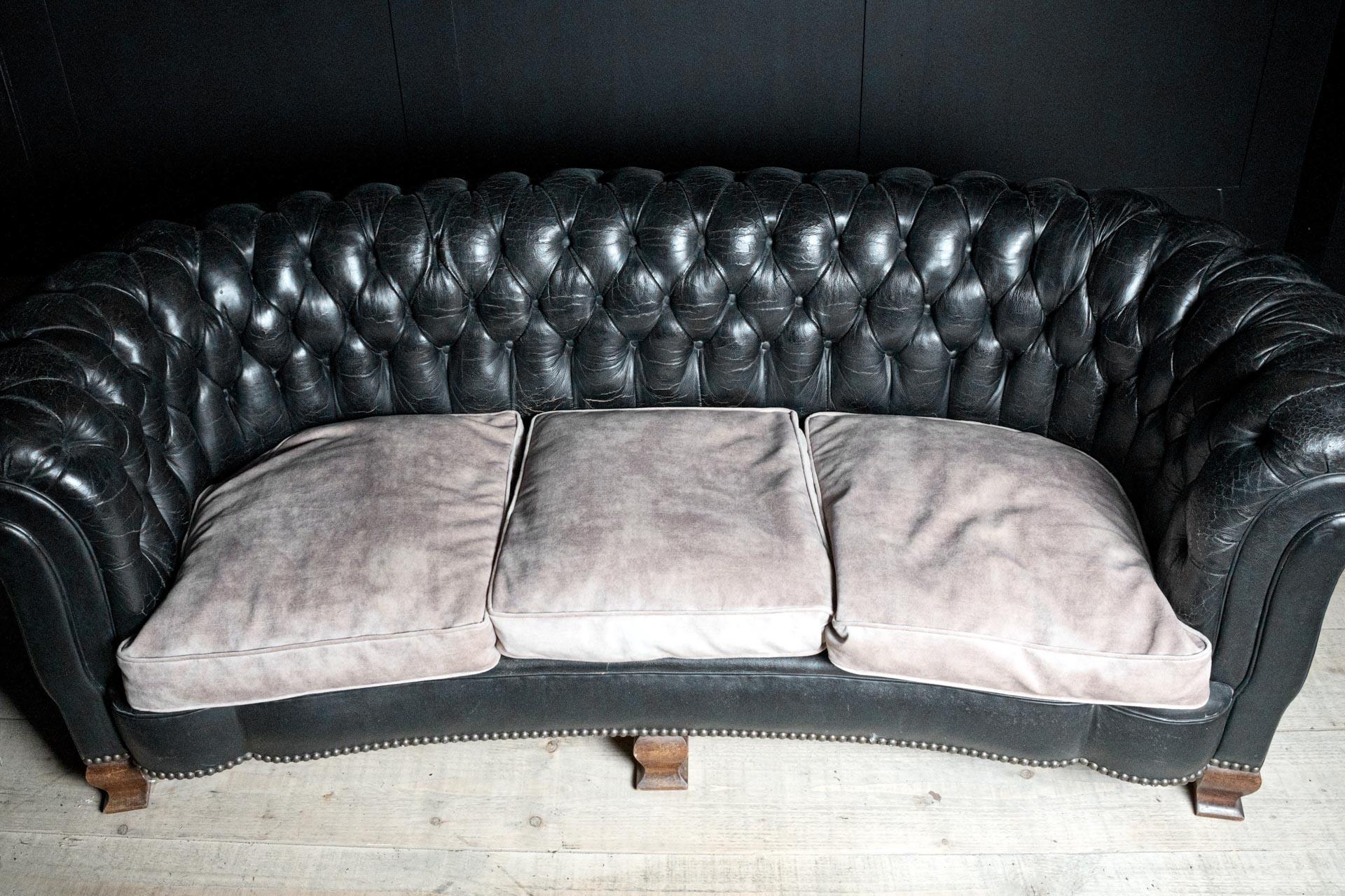 XX secolo Divano Chesterfield inglese degli anni '20, forma curva con piedini deco in mogano in vendita
