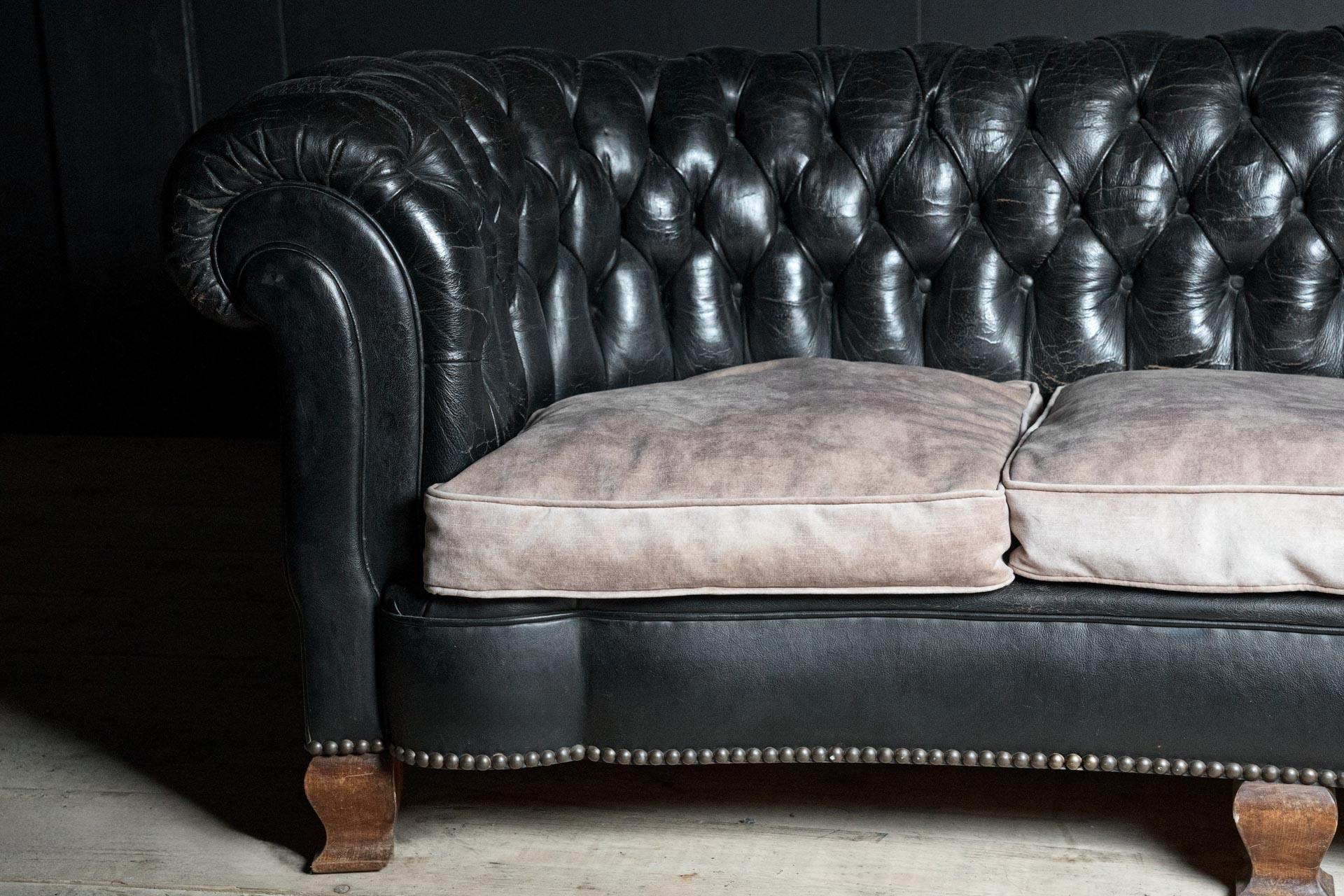 Pelle Divano Chesterfield inglese degli anni '20, forma curva con piedini deco in mogano in vendita