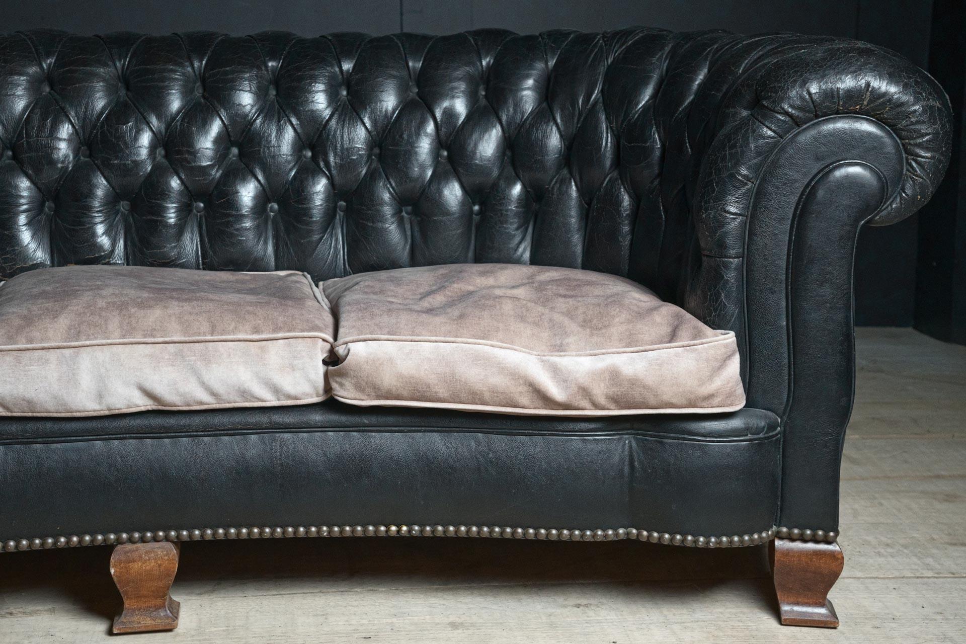 Divano Chesterfield inglese degli anni '20, forma curva con piedini deco in mogano in vendita 1