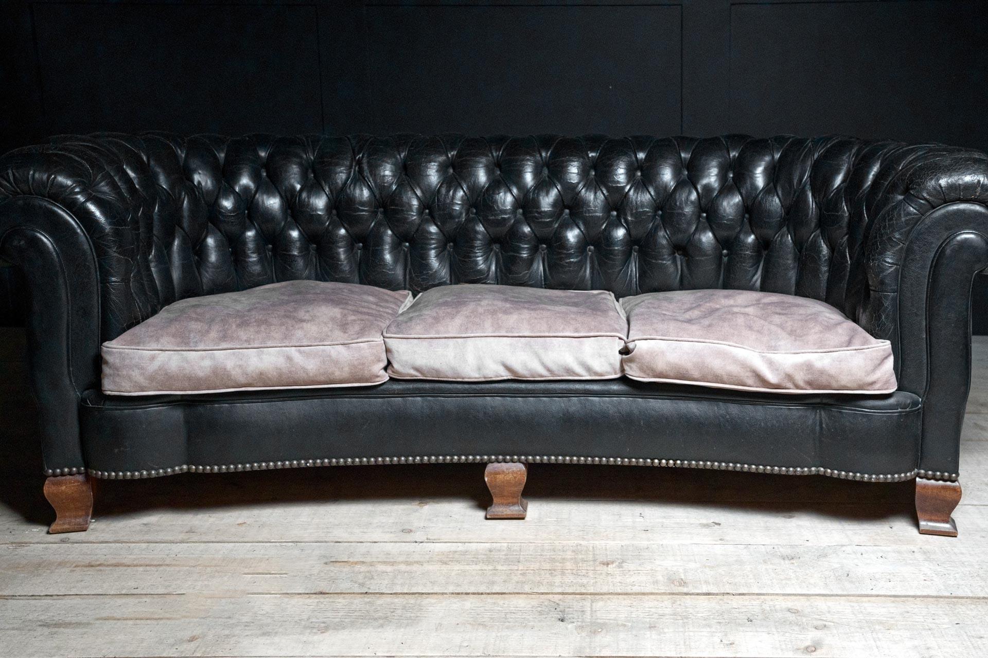 Divano Chesterfield inglese degli anni '20, forma curva con piedini deco in mogano in vendita 2