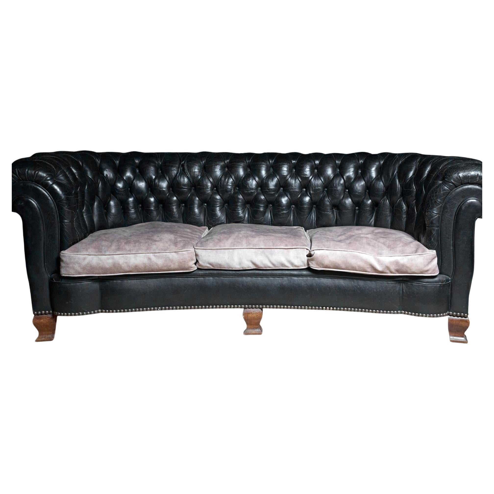 Divano Chesterfield inglese degli anni '20, forma curva con piedini deco in mogano