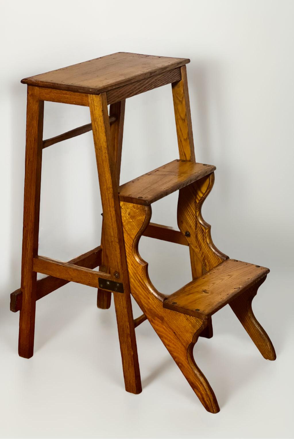 Escabeau pliant en chêne de la campagne anglaise des années 1920. Une échelle artisanale merveilleusement pratique et charmante avec des marches qui se replient pour gagner de la place lorsqu'elles ne sont pas utilisées. Il présente une forme