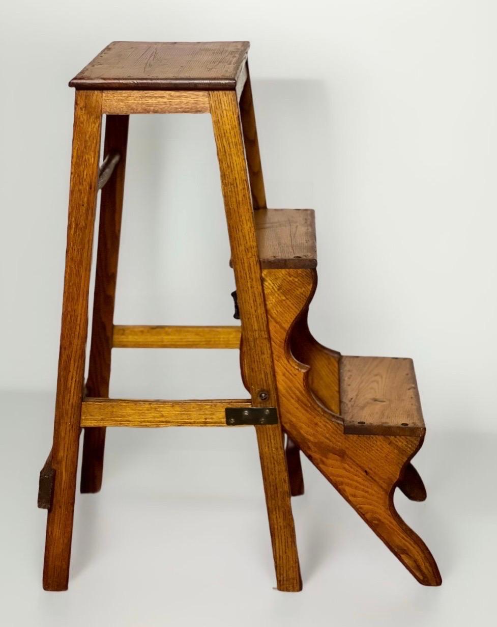 Escabeau pliant en chêne de style anglais des années 1920 Bon état à Doylestown, PA