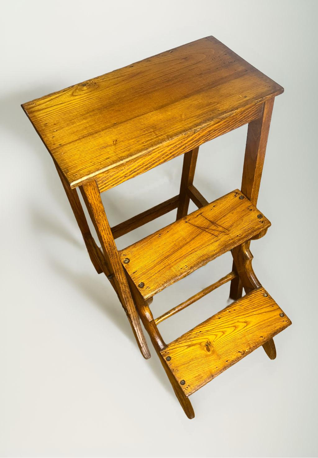 Escabeau pliant en chêne de style anglais des années 1920 1
