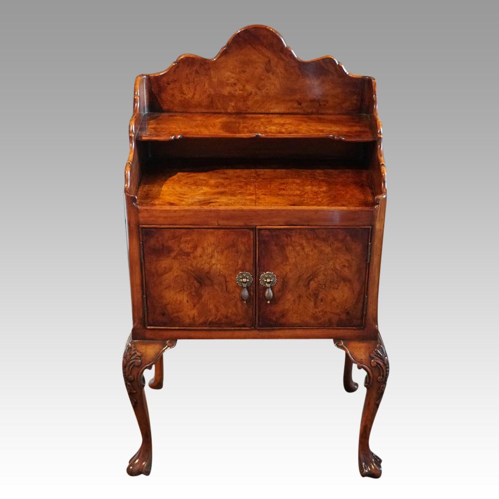 Georgian 1920s English Matched Pair Burl Walnut Bedside Cabinets For Sale