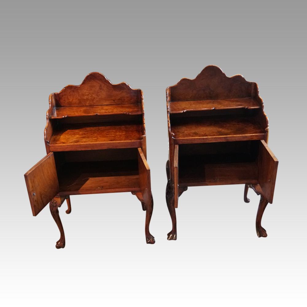 1920s English Matched Pair Burl Walnut Bedside Cabinets In Good Condition For Sale In Salisbury, Wiltshire