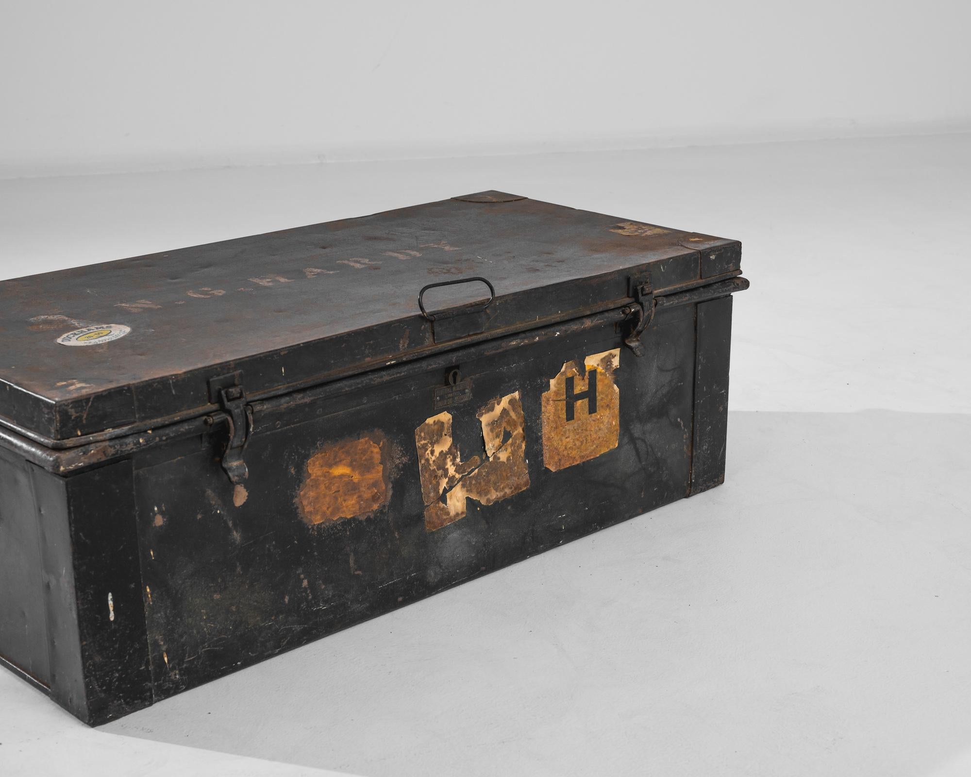 1920s English Metal Box In Good Condition For Sale In High Point, NC