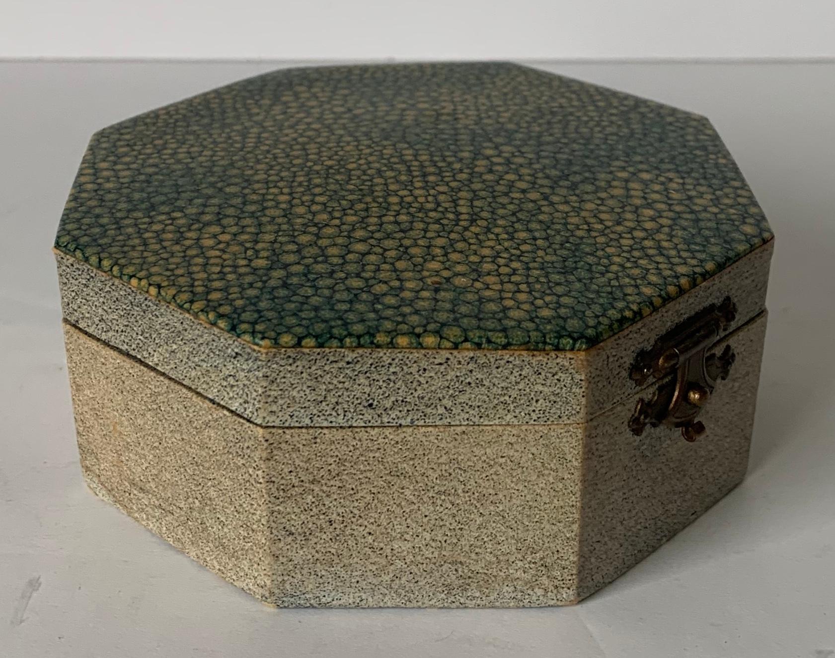 1920s English octagonal faux shagreen vanity box. Shagreen printed papier mâché box. Clamshell lidded box with interior inset mirror and fabric lining.