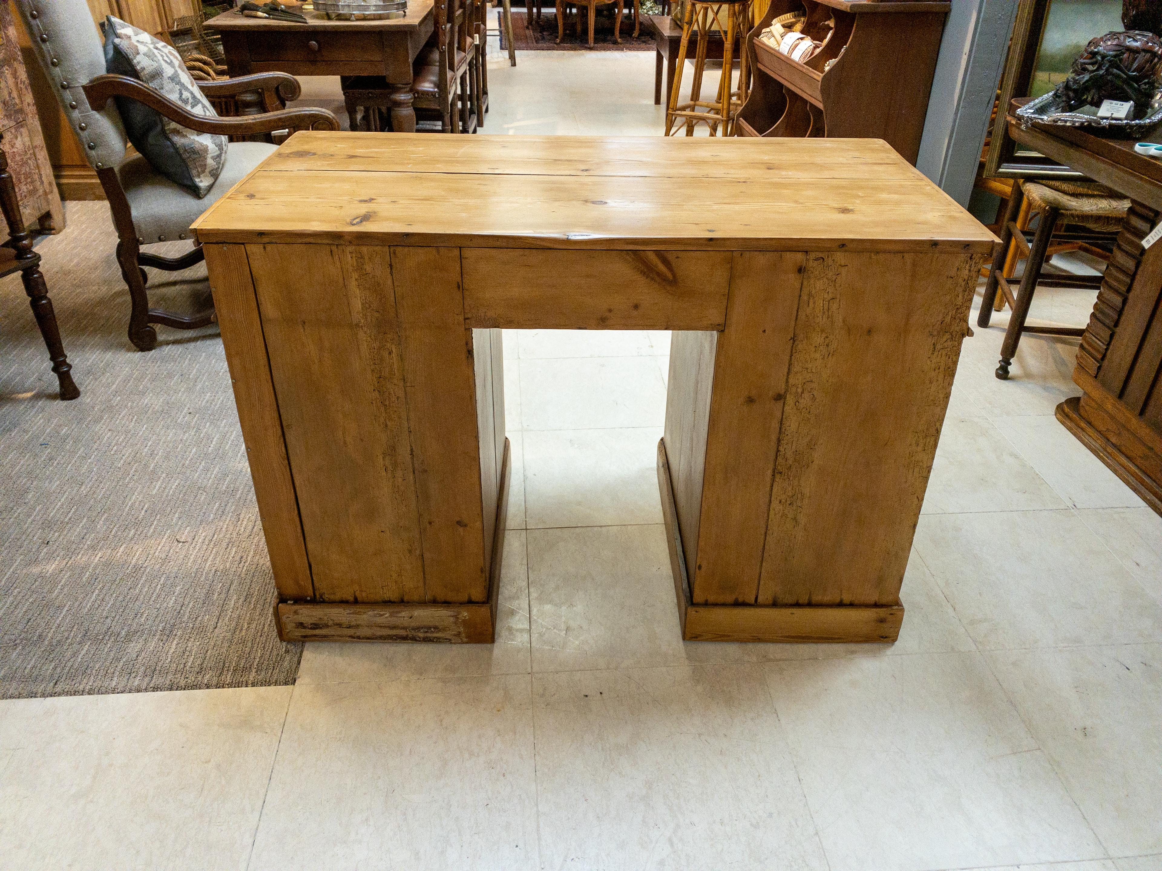 1920's English Pine Desk In Good Condition For Sale In Houston, TX
