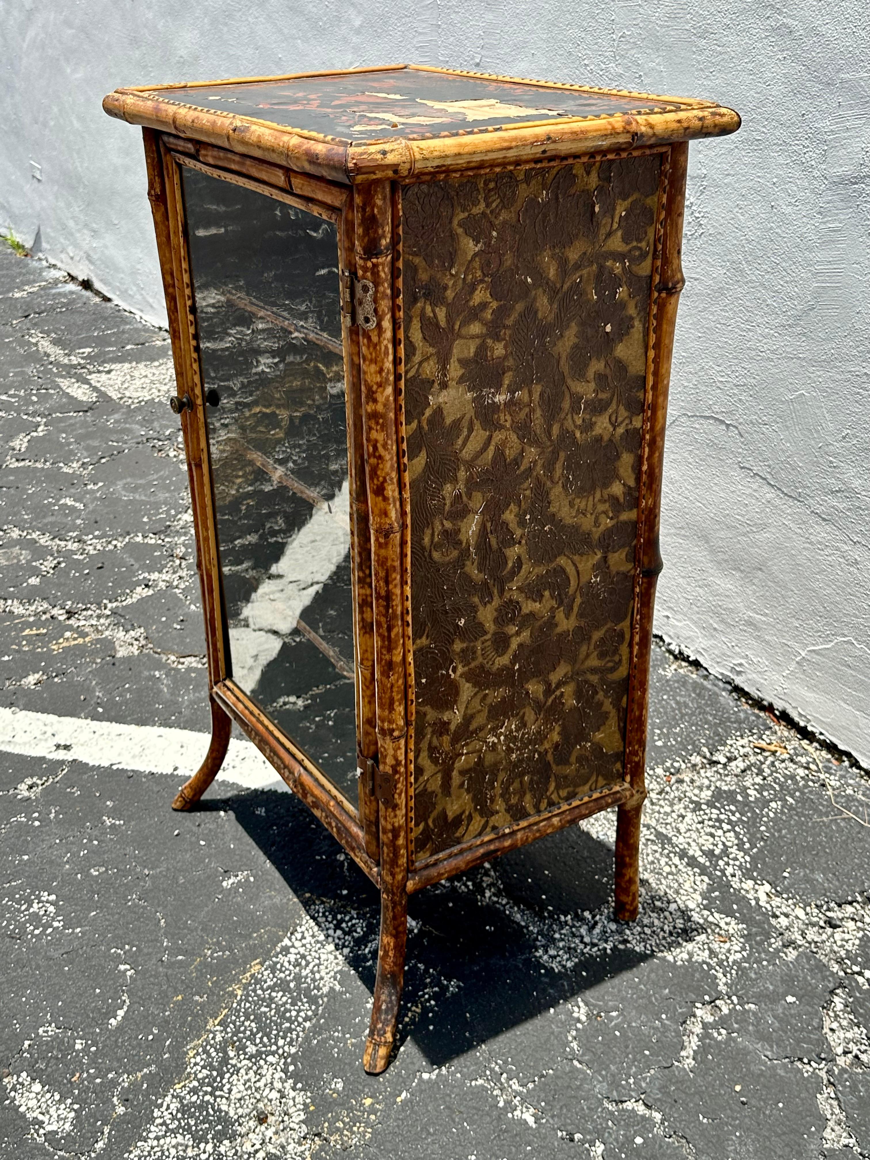 Bei dieser Gelegenheit bieten wir Ihnen einen der schönsten und seltensten Rattan-Schränke im Chinoiserie-Stil an, die Sie finden können. Das Design ist durchgängig herausragend. Der schöne Schrank ist ein Statement und steckt voller