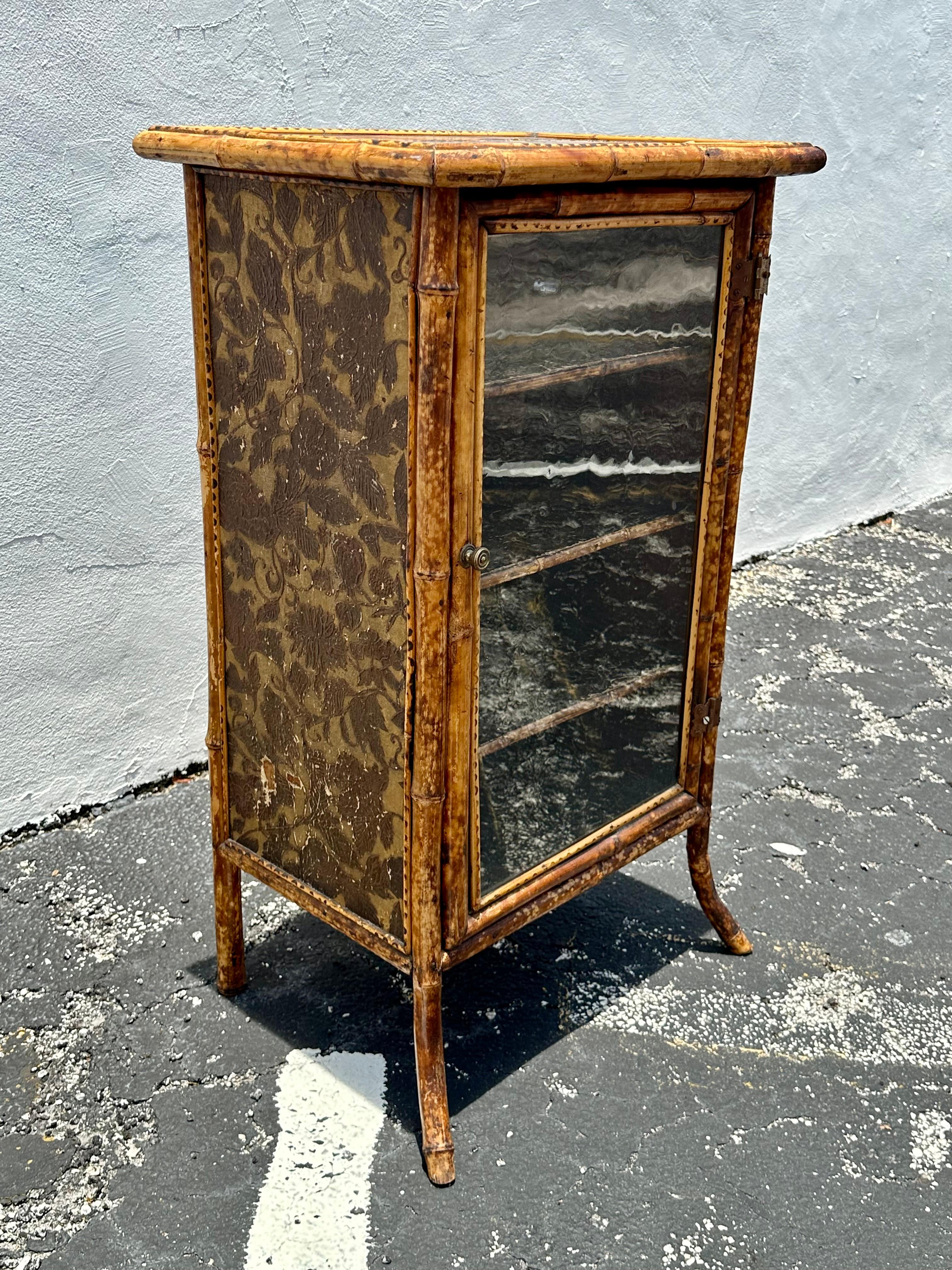 Mini-Sideboard-Schrank aus lackiertem englischem Rattanglas, Chinoiserie, 1920er Jahre (Englisch) im Angebot