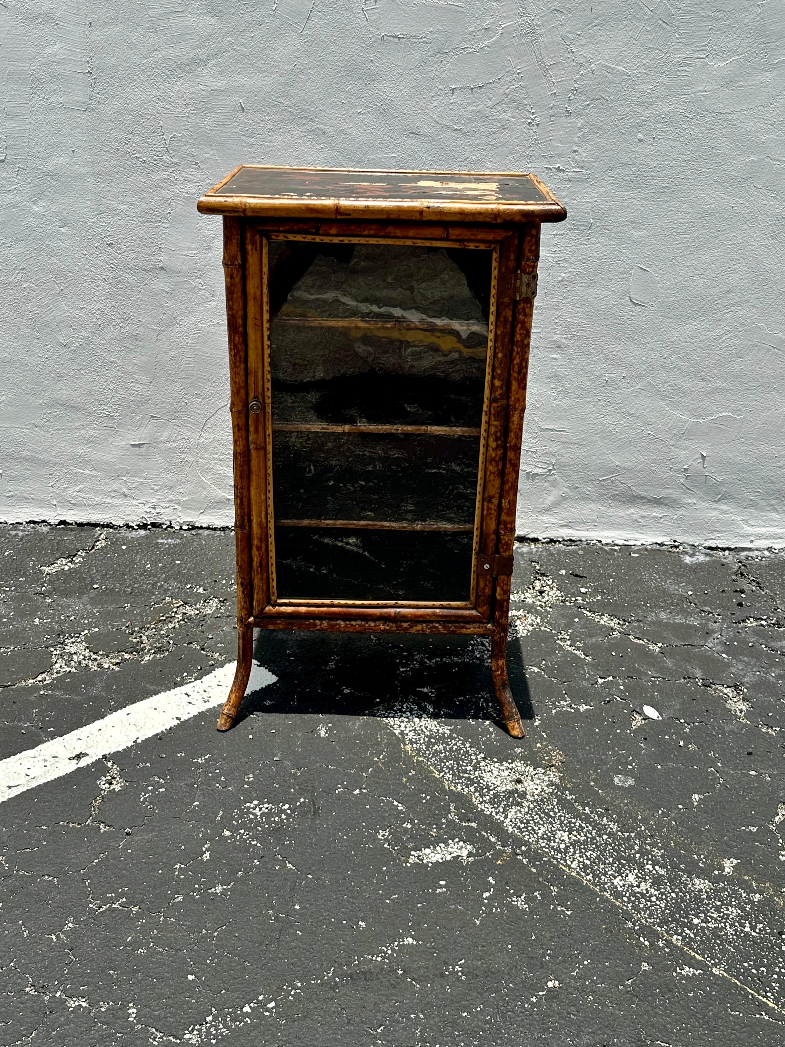 Mini-Sideboard-Schrank aus lackiertem englischem Rattanglas, Chinoiserie, 1920er Jahre im Zustand „Gut“ im Angebot in Fort Lauderdale, FL
